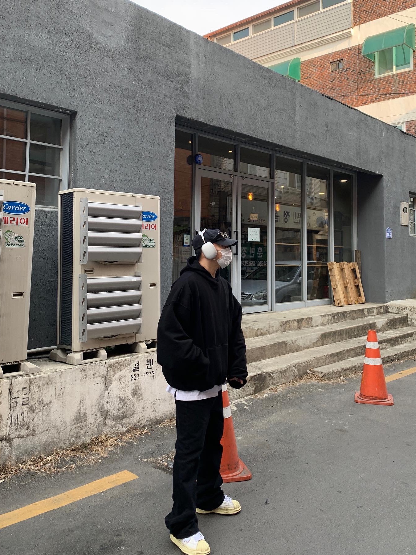 Maison Mihara Yasuhiro Blakey VL OG Sole Leather Low-top Sneakers White, Apple AirPods Max Lightning Silver (Korean Ver.) 착용 스타일 - 3