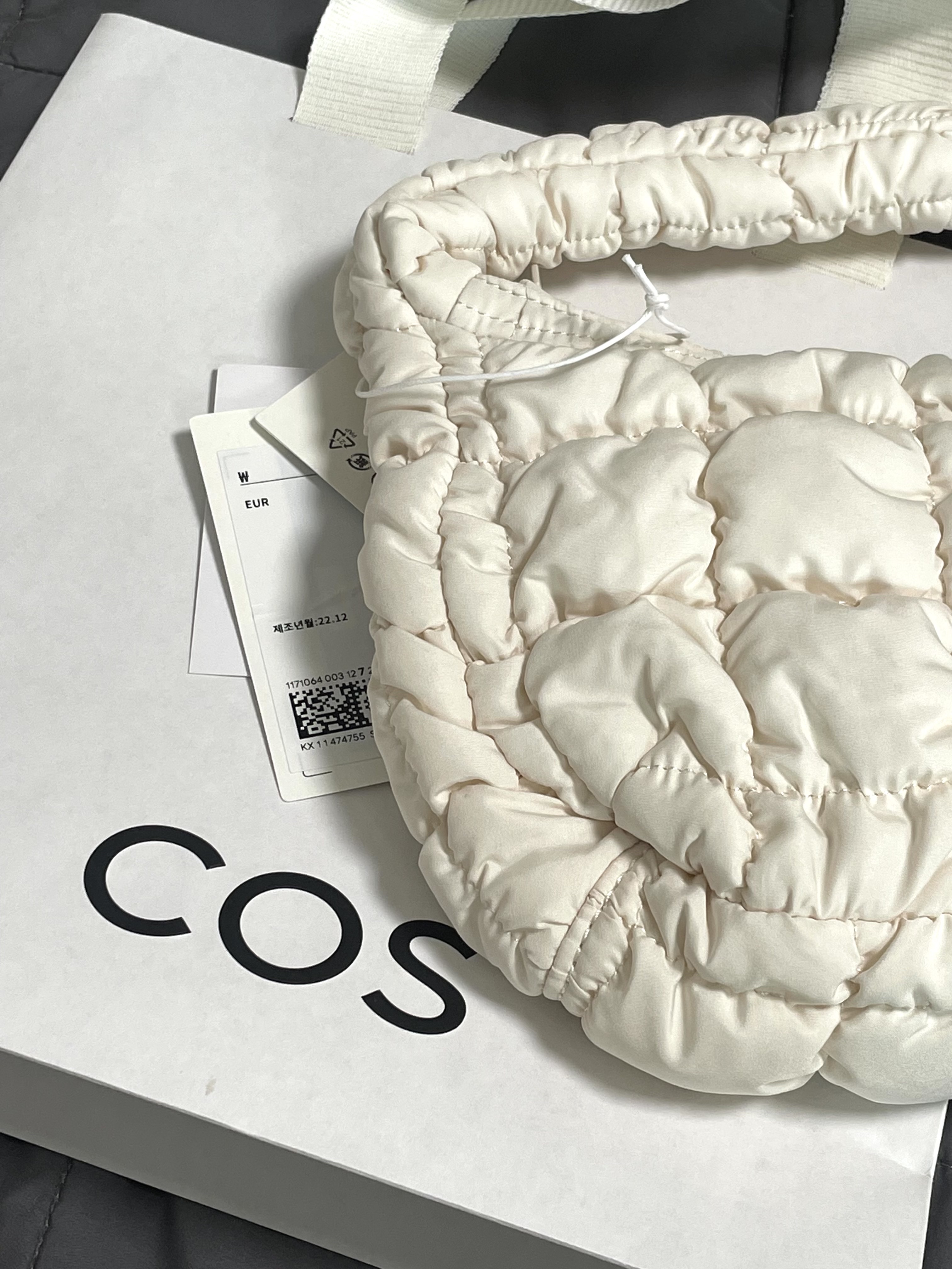 COS Quilted Micro Bag Off White 착용 스타일 - 5
