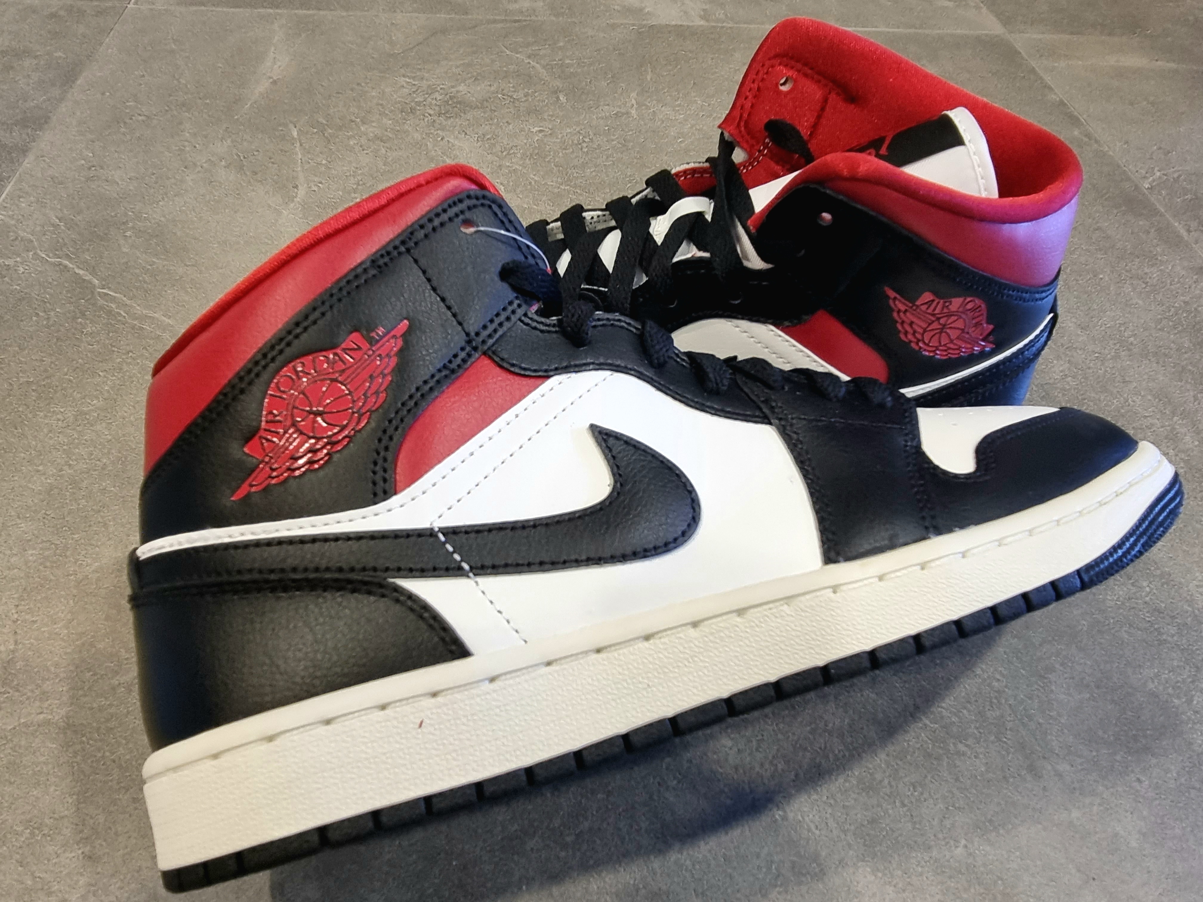 (W) Jordan 1 Mid Black Gym Red 착용 스타일 - 3