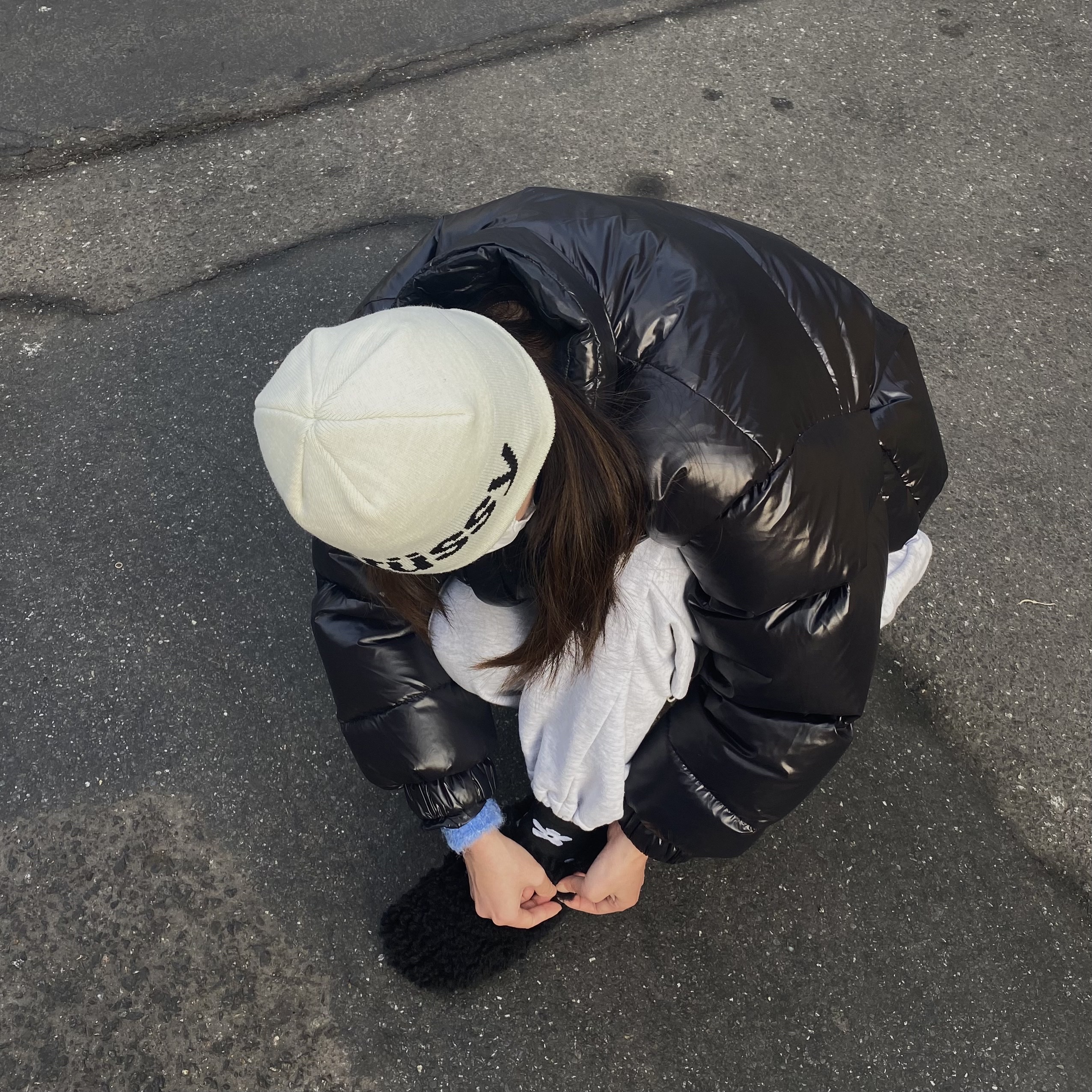 Stussy Helvetica Jacquard Beanie Bone 착용 스타일