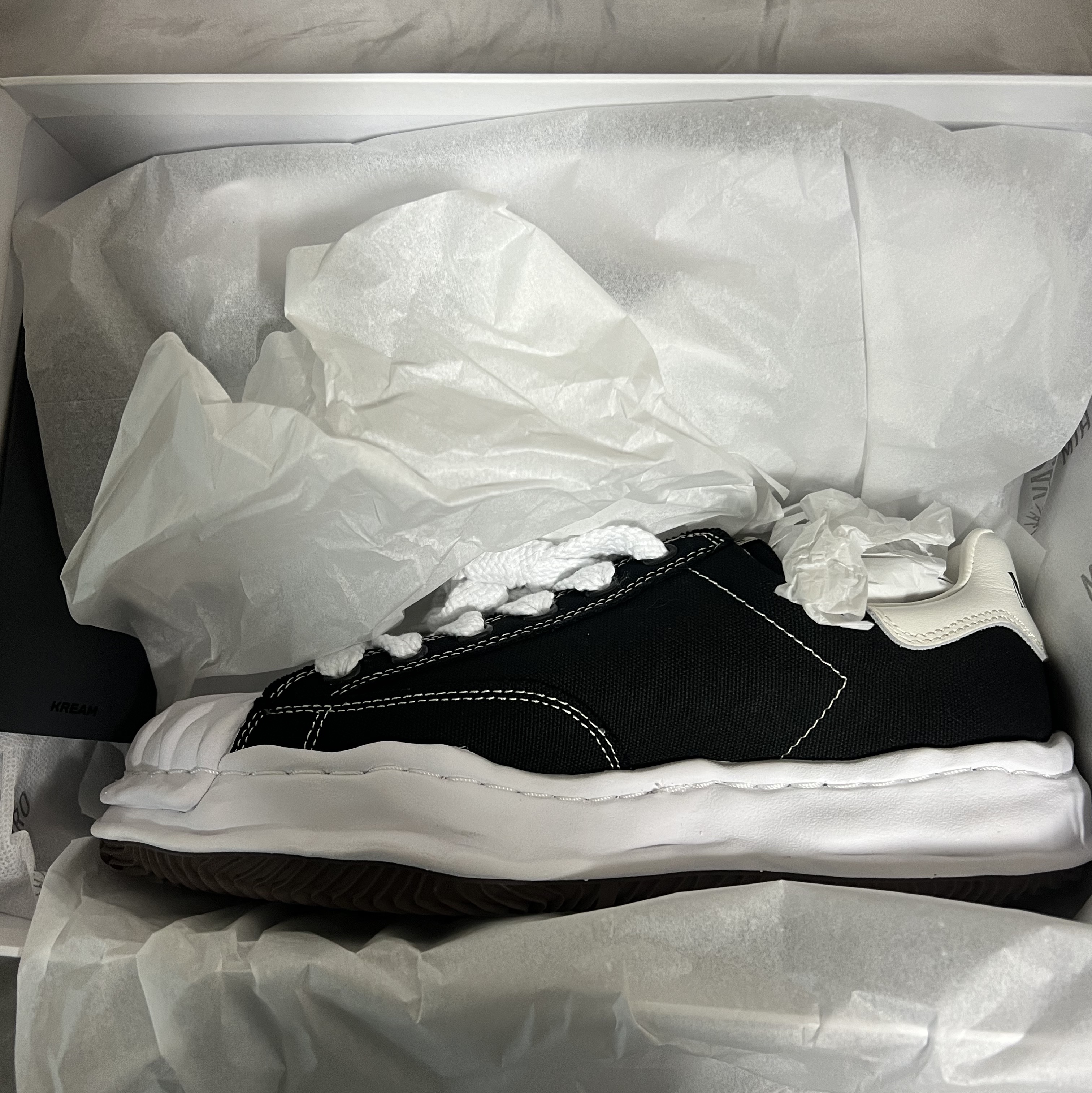 Maison Mihara Yasuhiro Blakey OG Sole Canvas Low-top Sneakers Black White 착용 스타일 - 1