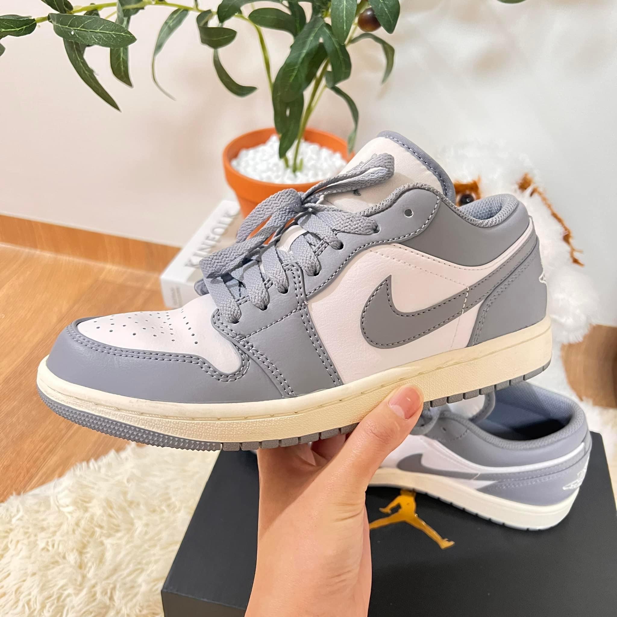 Jordan 1 Low Stealth and White 착용 스타일