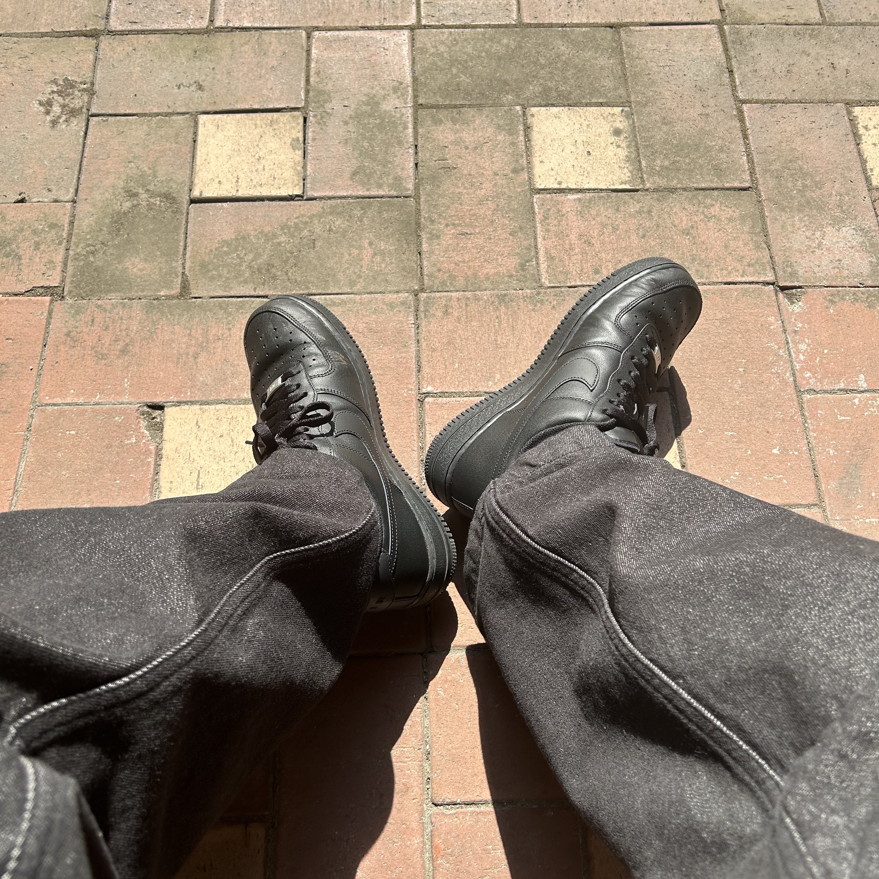 Nike Air Force 1 '07 Low Triple Black 착용 스타일