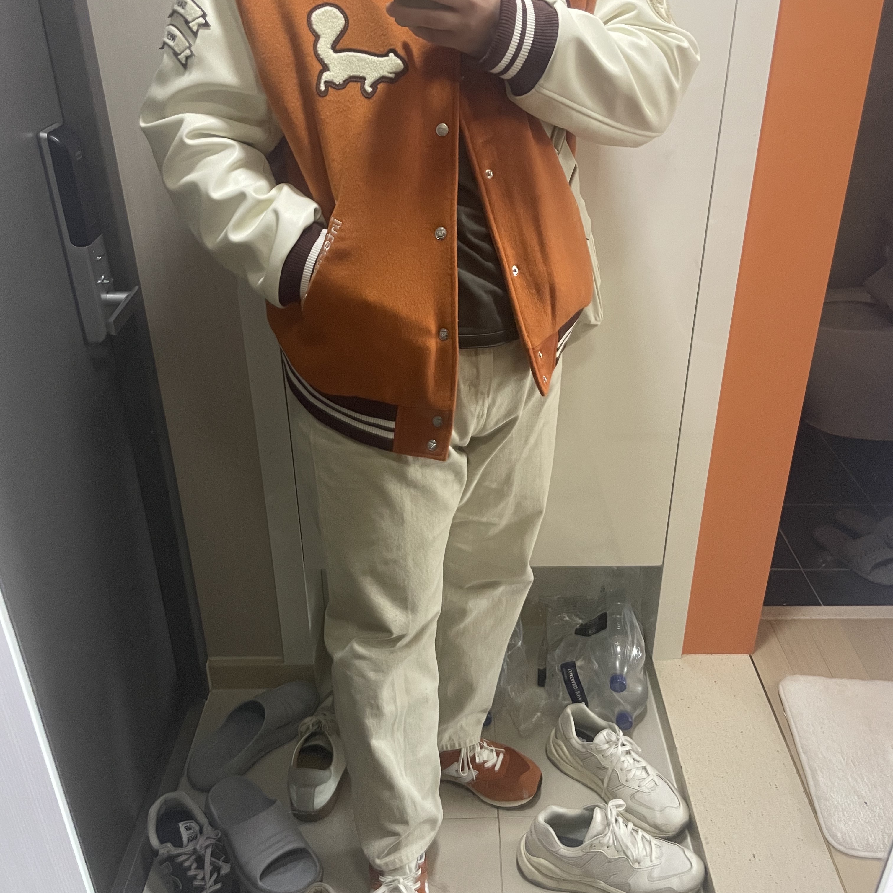 Vandy The Pink Bonsai Varsity Jacket, New Balance 574 Heritage Orange Burst White 착용 스타일