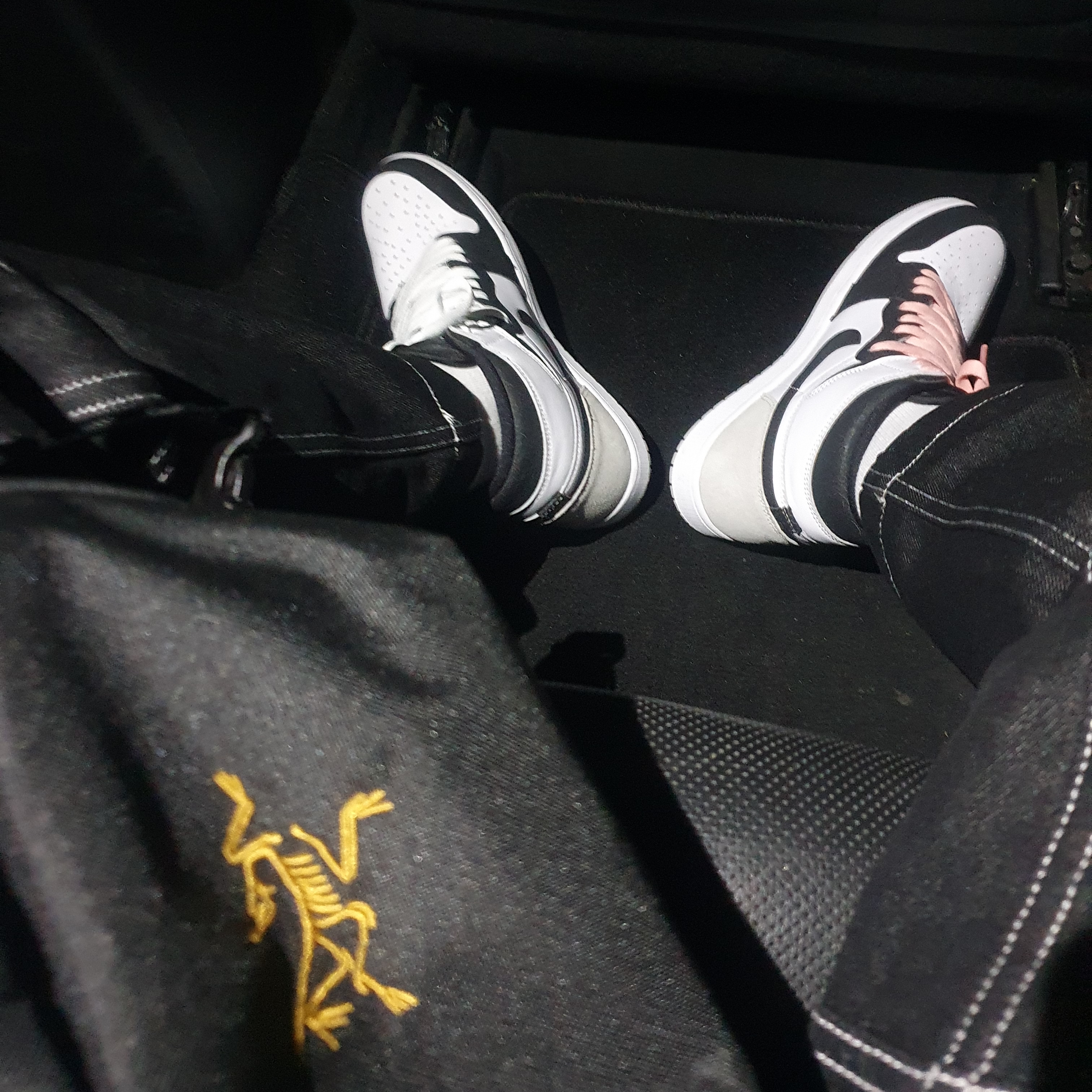 Jordan 1 Retro High OG Bleached Coral, Arc'teryx Mantis 2 Waistpack 24K Black 착용 스타일