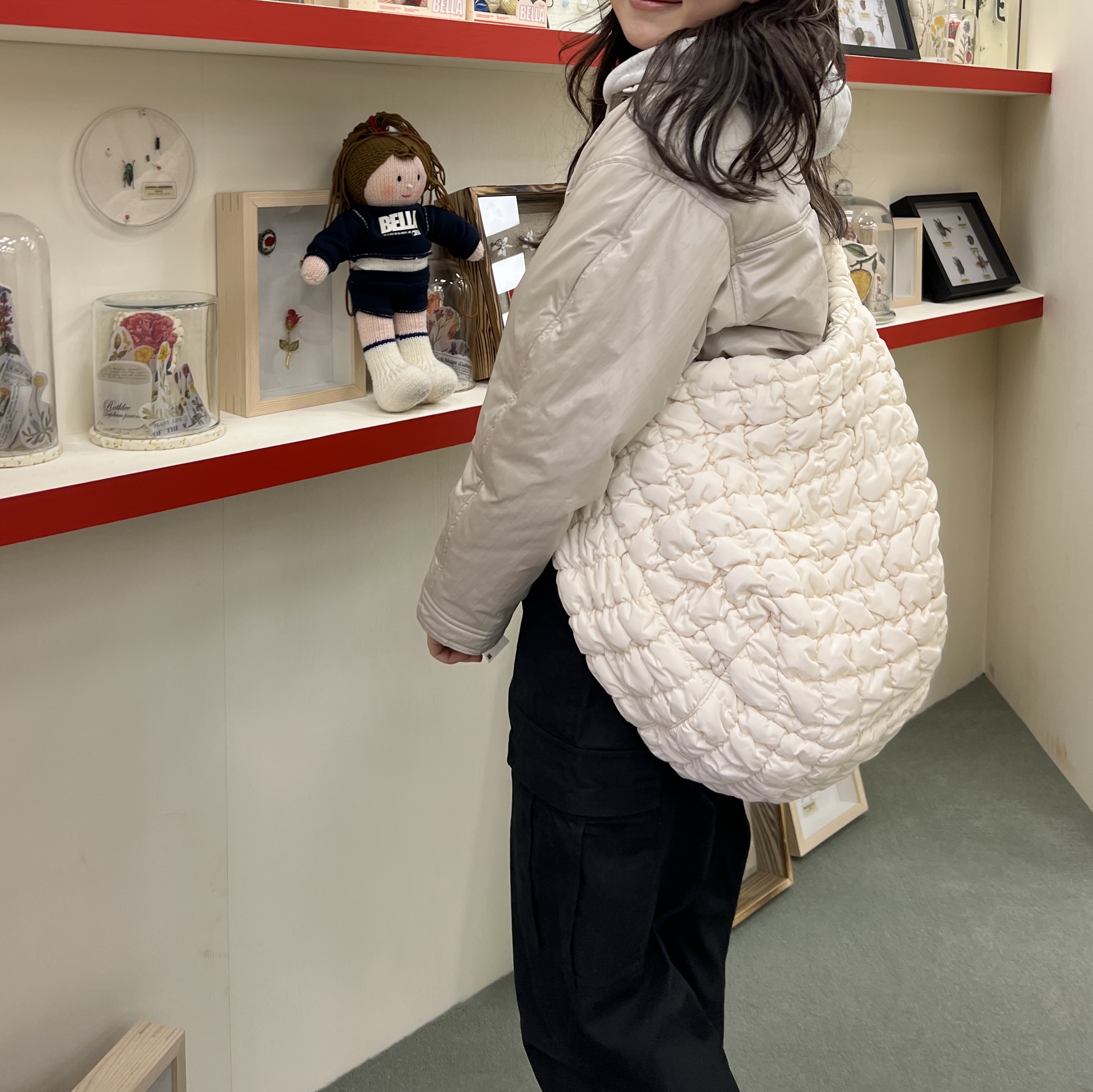 COS Quilted Oversized Shoulder Bag Off White Light Beige 착용 스타일 - 2