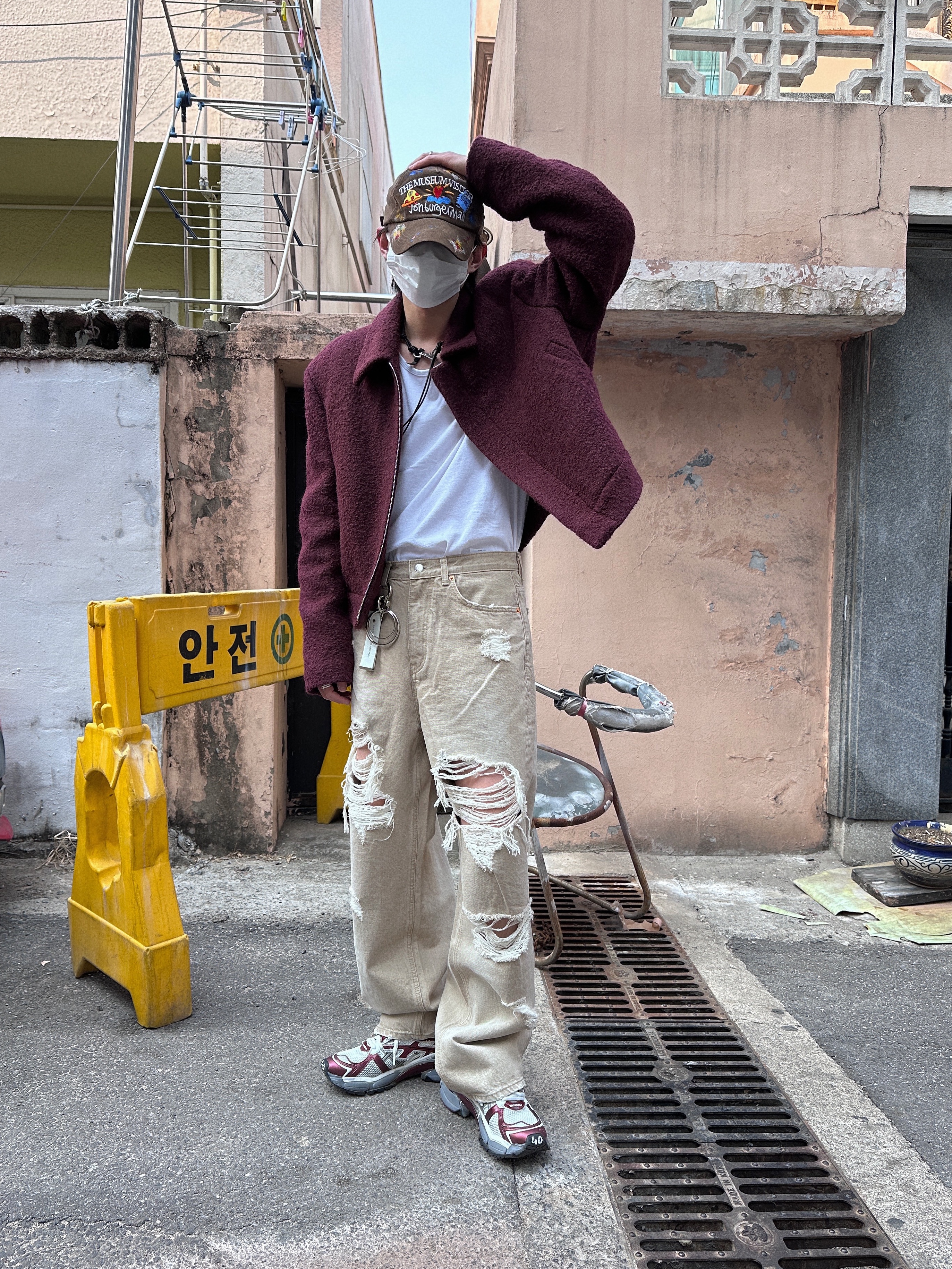 Balenciaga Runner Sneakers Grey Burgundy, The Museum Visitor x Jon Burgerman Hand Painted Pizza & Poch Corduroy Ball Cap Brown 착용 스타일 - 1