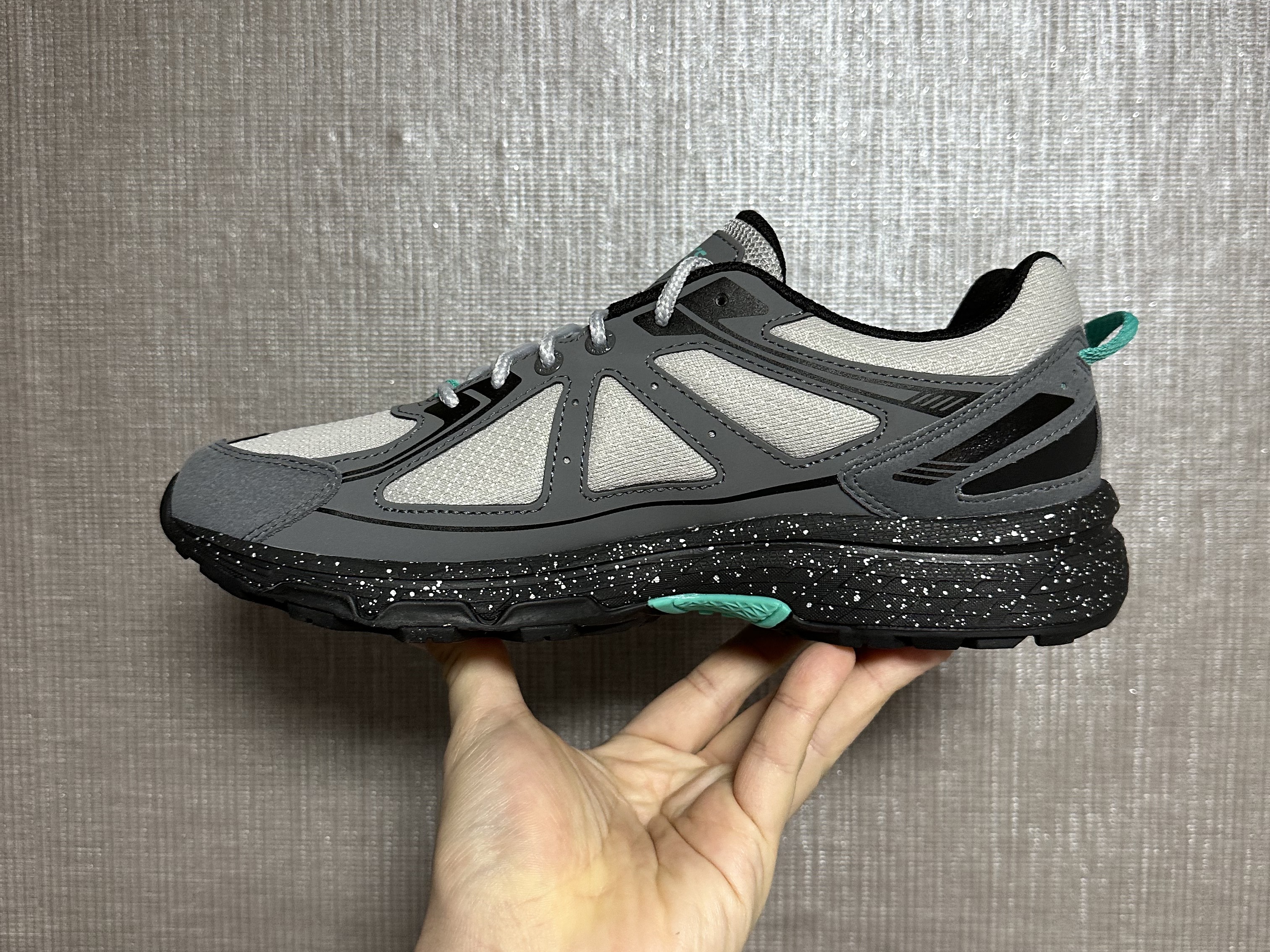 Asics Gel-Venture 6 Mid Grey Black 착용 스타일 - 2