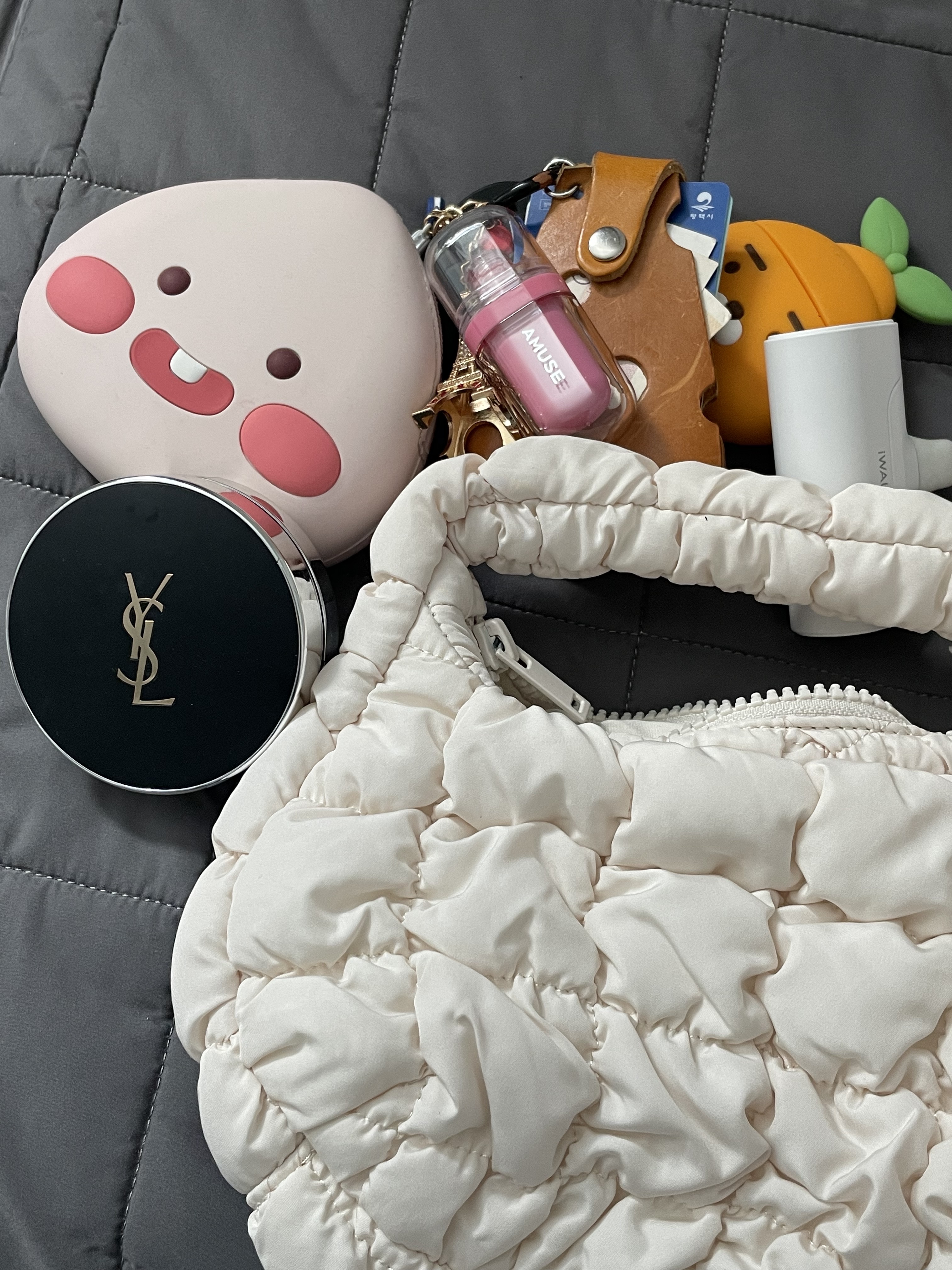 COS Quilted Micro Bag Off White 착용 스타일 - 2