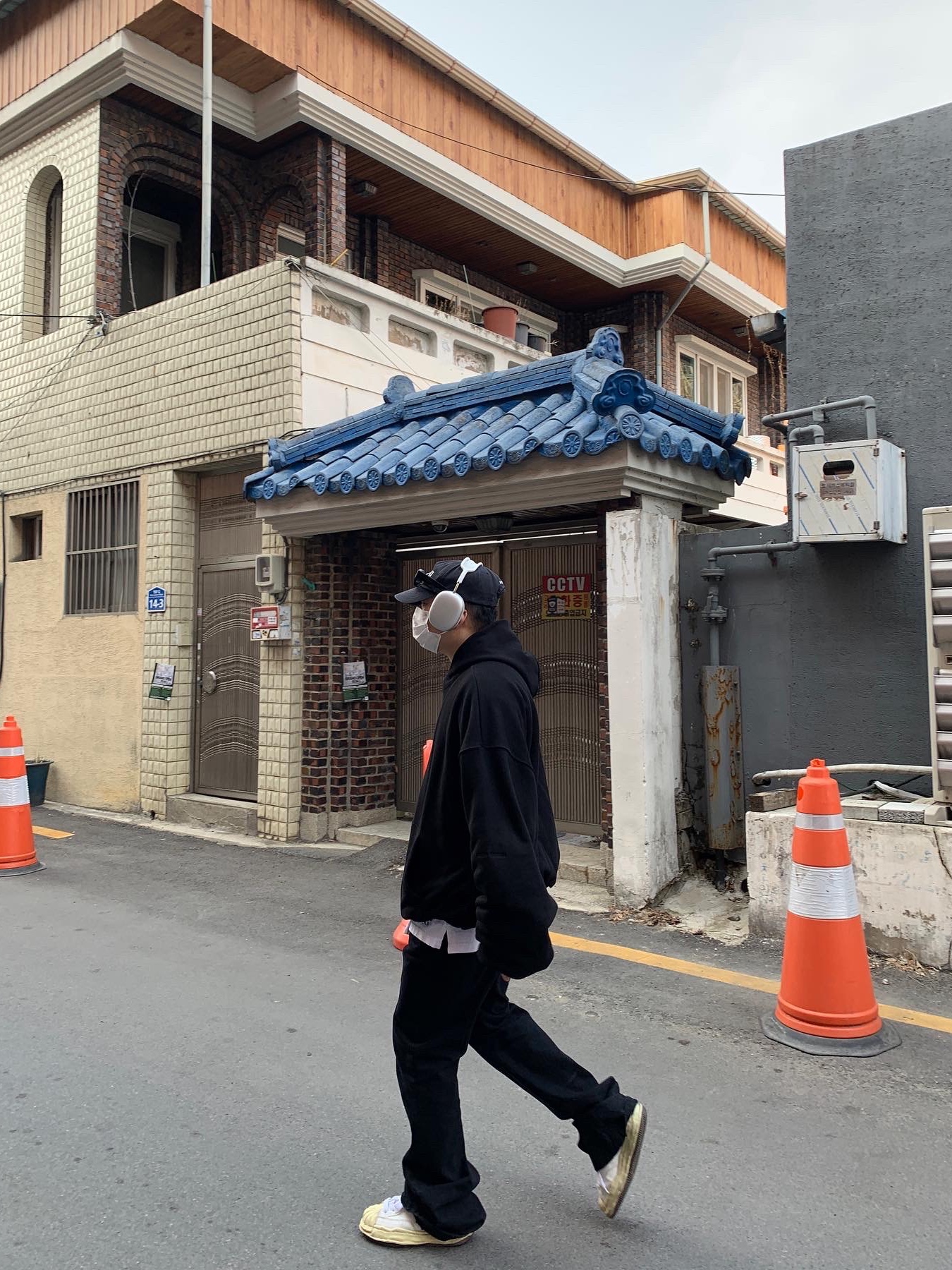 Maison Mihara Yasuhiro Blakey VL OG Sole Leather Low-top Sneakers White, Apple AirPods Max Lightning Silver (Korean Ver.) 착용 스타일 - 1