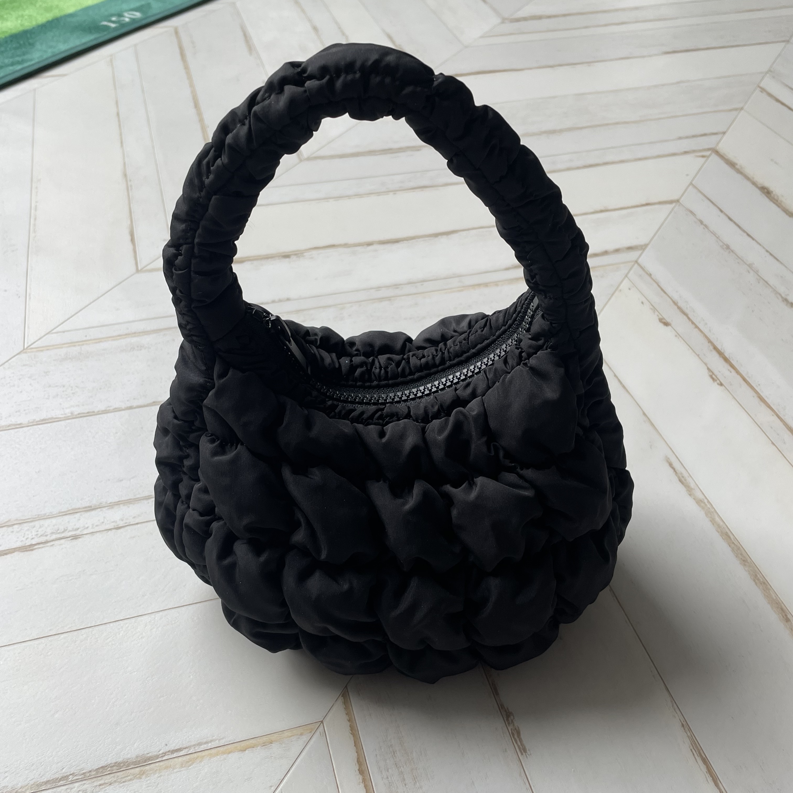 COS Quilted Micro Bag Black 착용 스타일 - 2