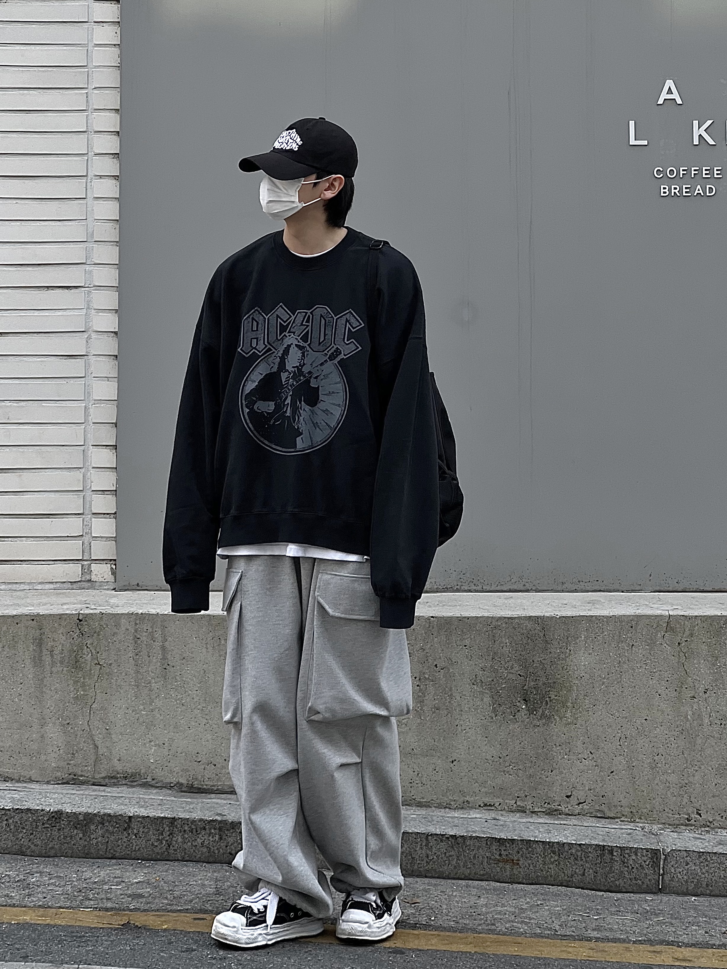 Maison Mihara Yasuhiro Hank OG Sole Canvas Low-top Sneakers Black 착용 스타일 - 5