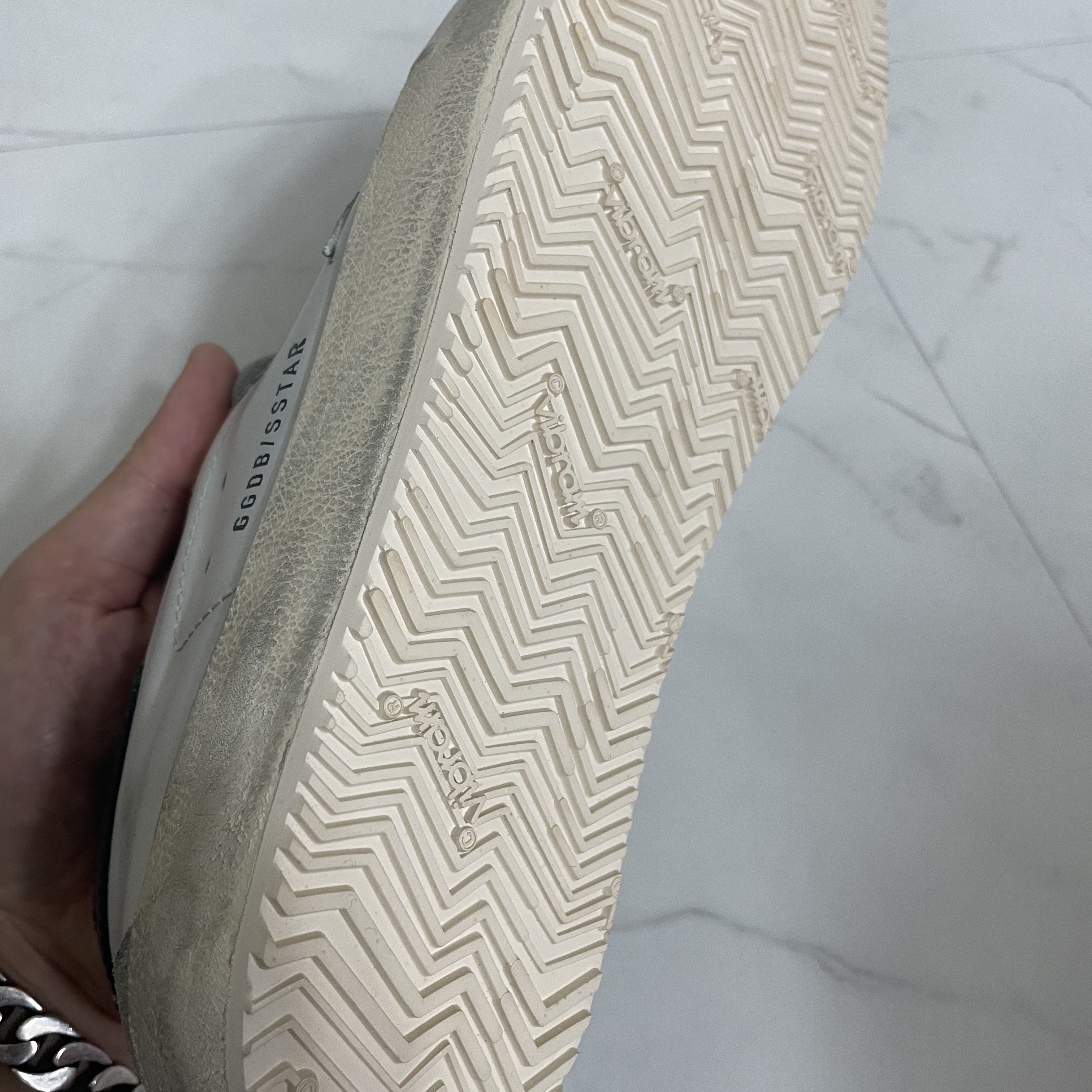 Golden Goose Superstar White Cream Blue Heel Tab Sneakers 착용 스타일 - 2