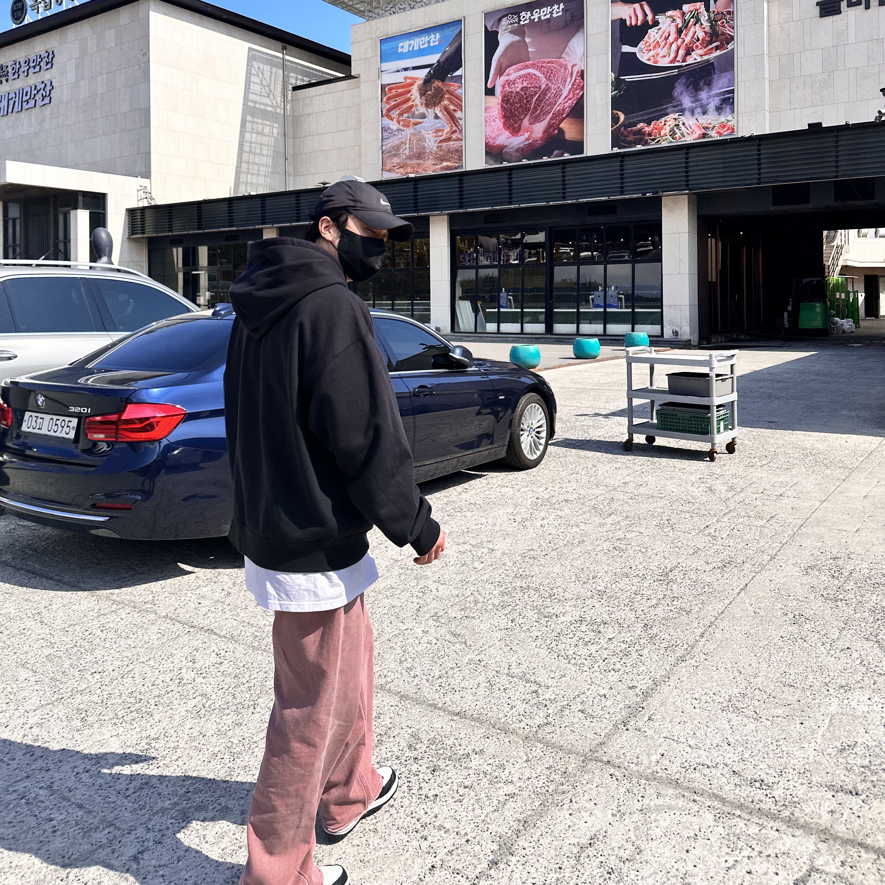 Nike x Stussy NRG RA Washed Pullover Hoodie Black (DN4028-010), Nike x Stussy Air Force 1 '07 Mid SP Black and Light Bone 착용 스타일