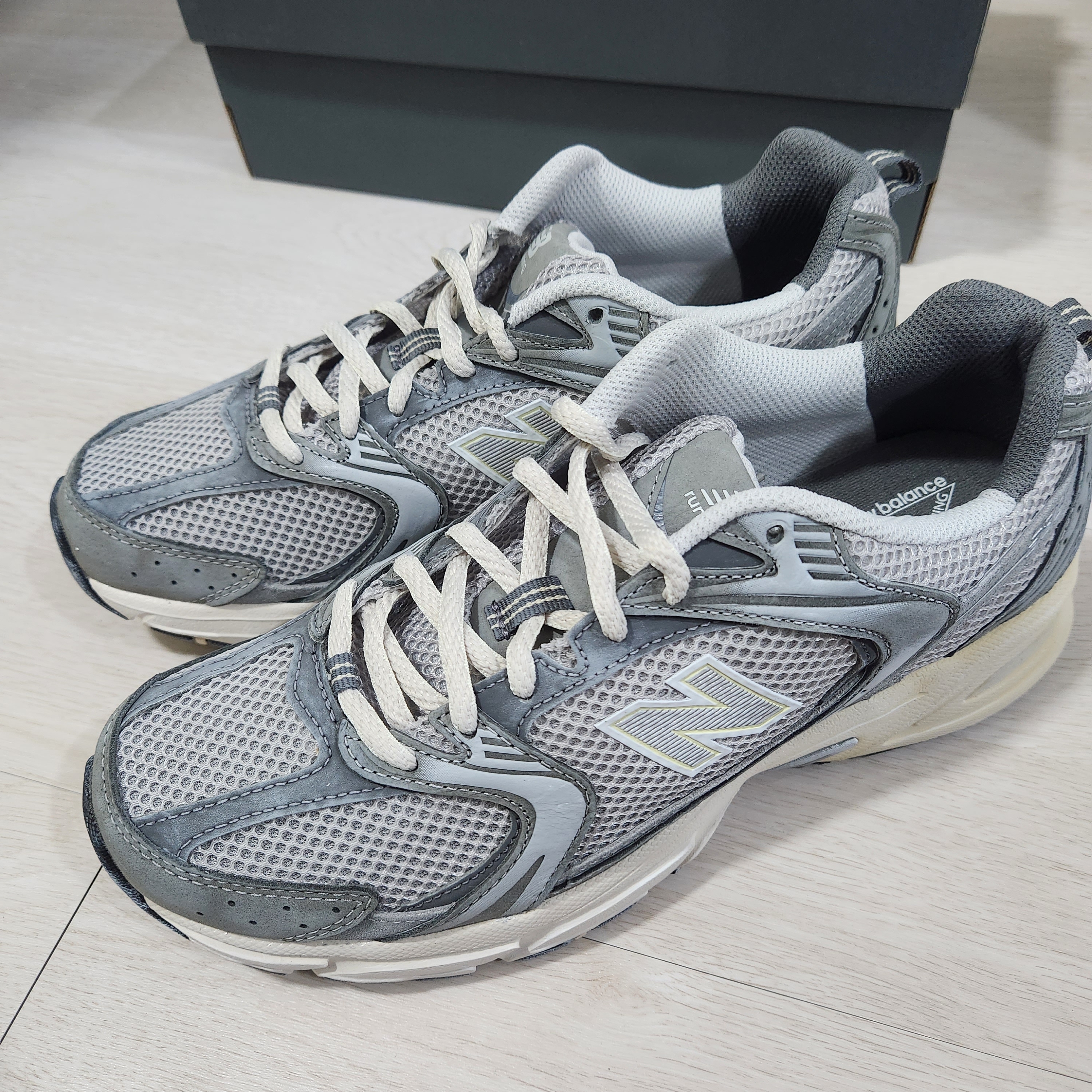 New Balance 530 Premium Vintage Grey Matter 착용 스타일