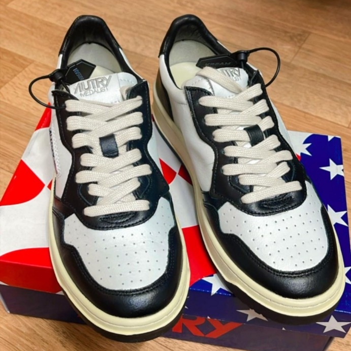 Autry Medalist Low Leather Sneakers Black White 착용 스타일