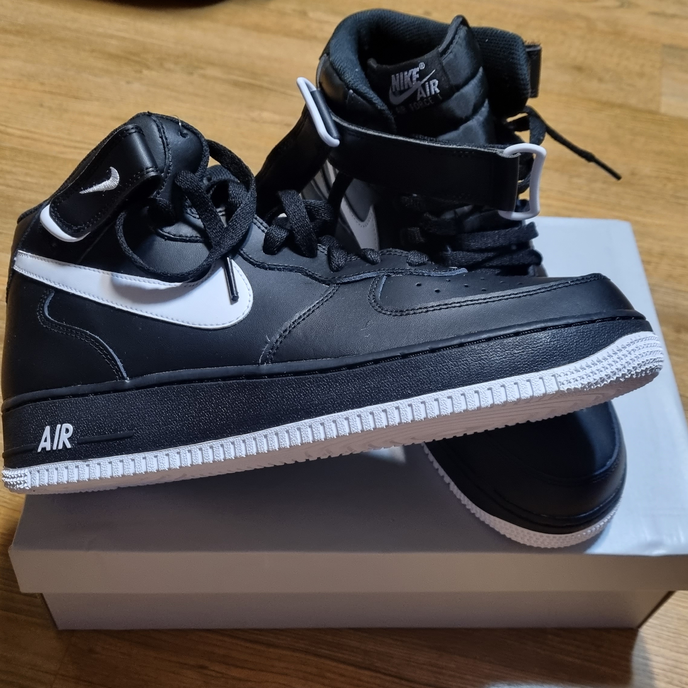 Nike Air Force 1 Mid '07 Black White 착용 스타일