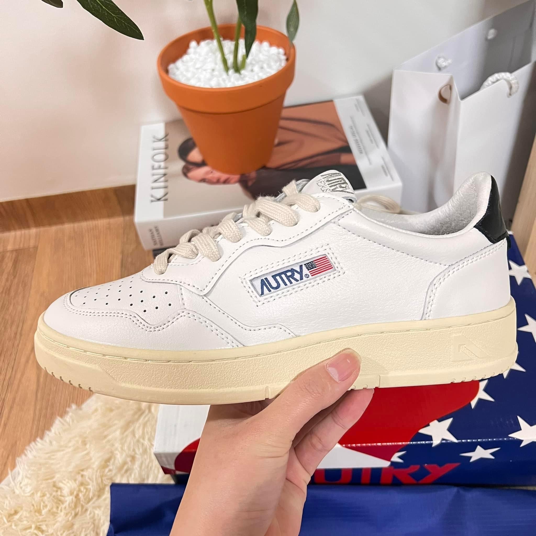 Autry Medalist Low Leather Sneakers White Black 착용 스타일