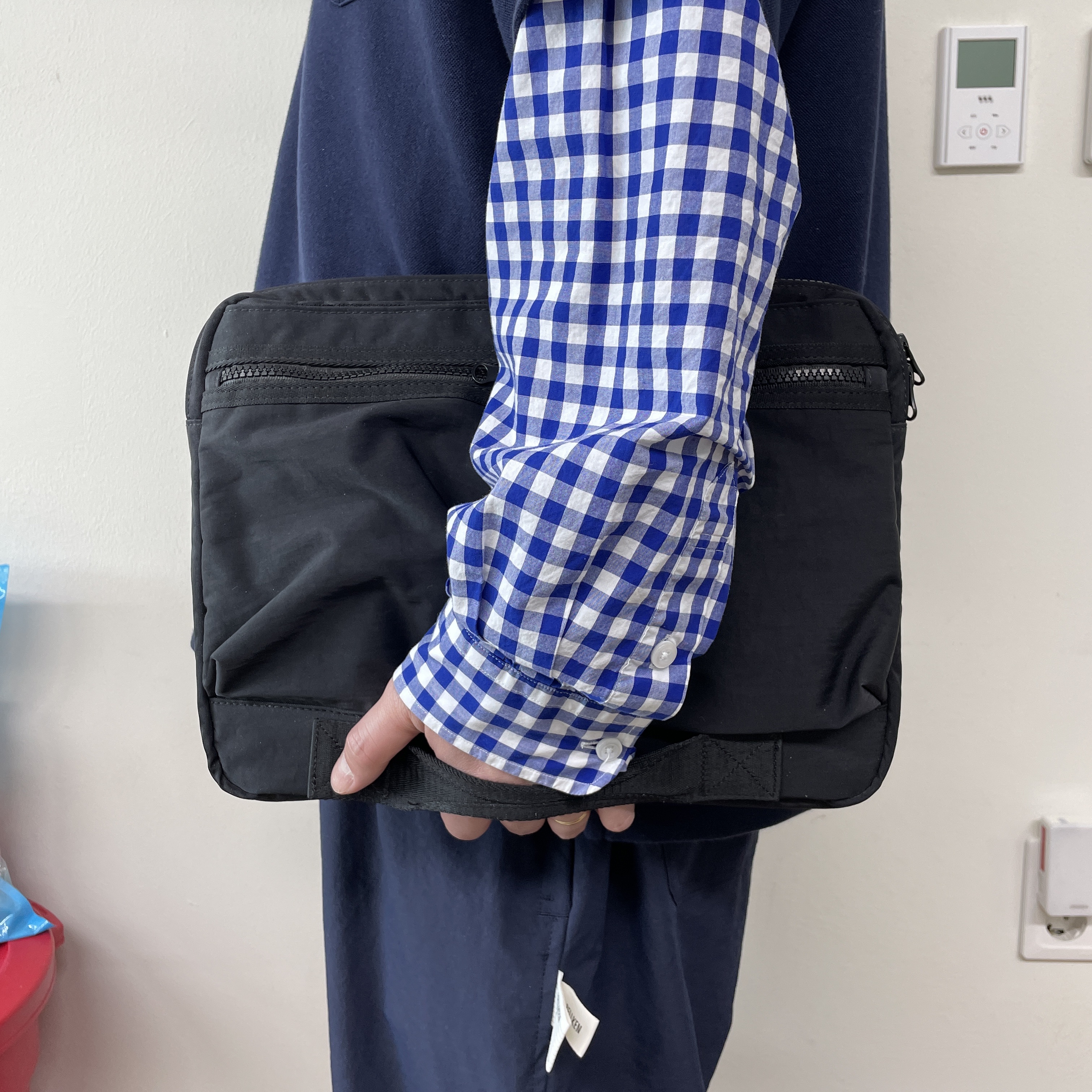 Found Pocket Laptop Case 13 Black 착용 스타일