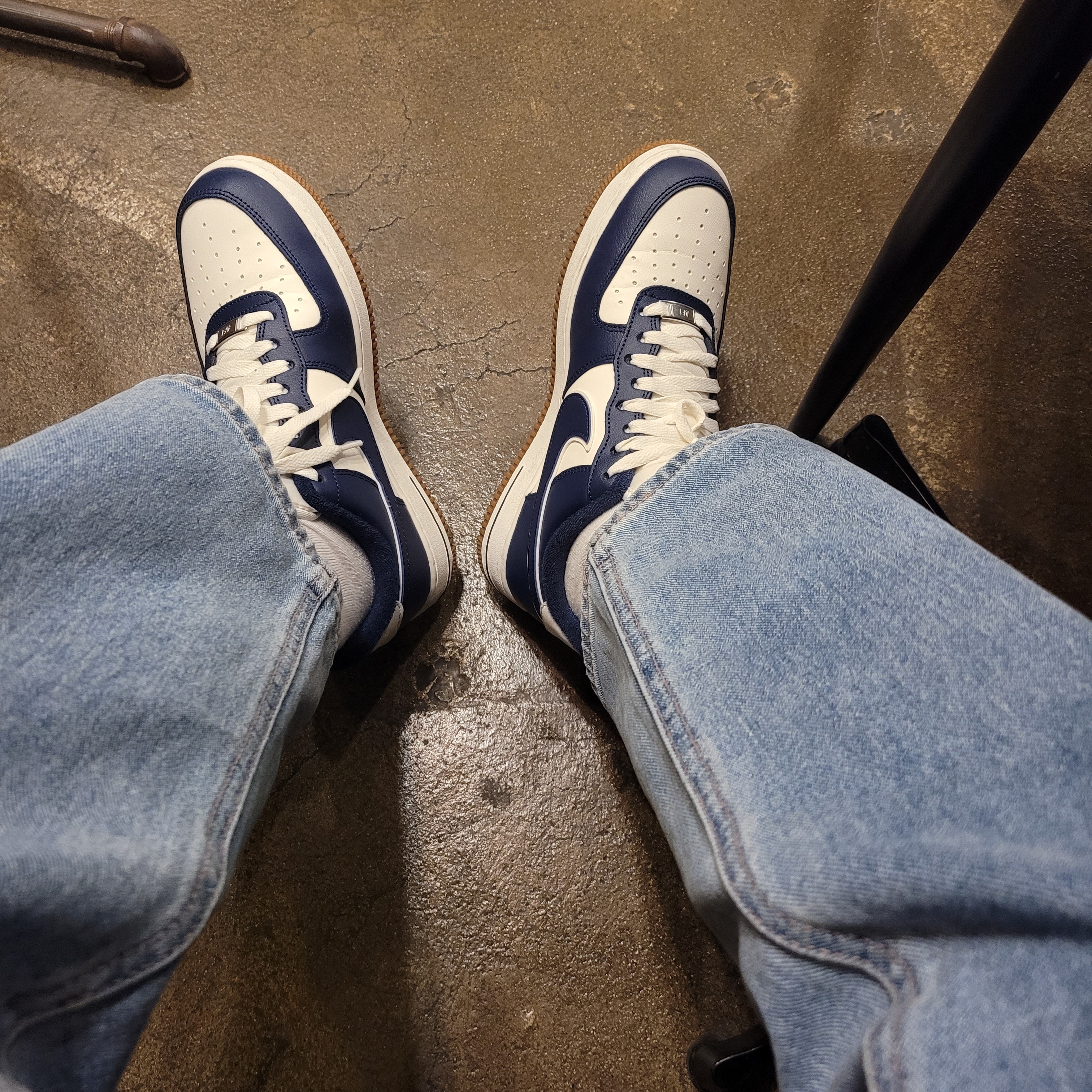 Nike Air Force 1 '07 LV8 Midnight Navy 착용 스타일