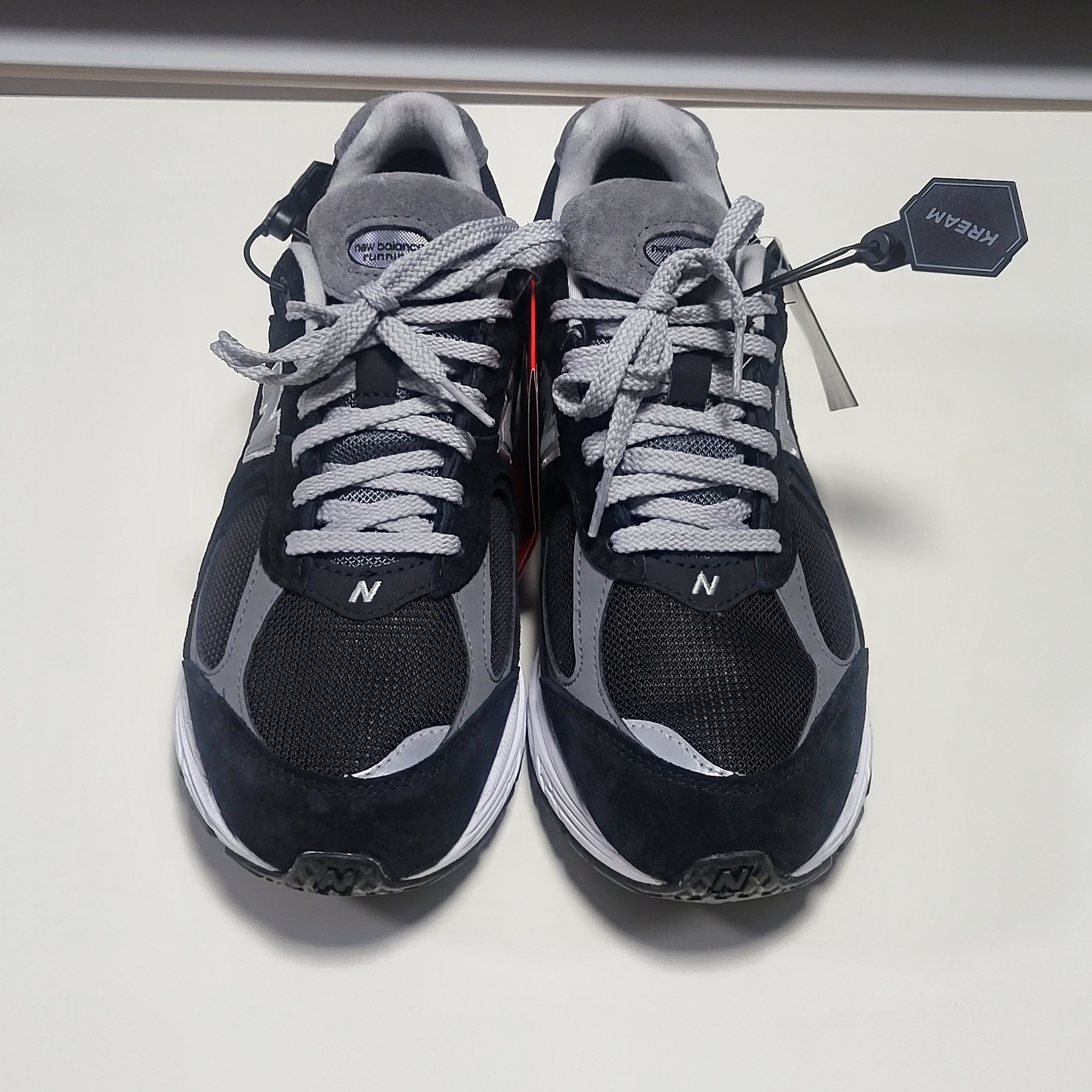 New Balance 992 Made in USA Grey - D Standard, New Balance 2002R Gore-Tex Black Silver Metalic 착용 스타일 - 2