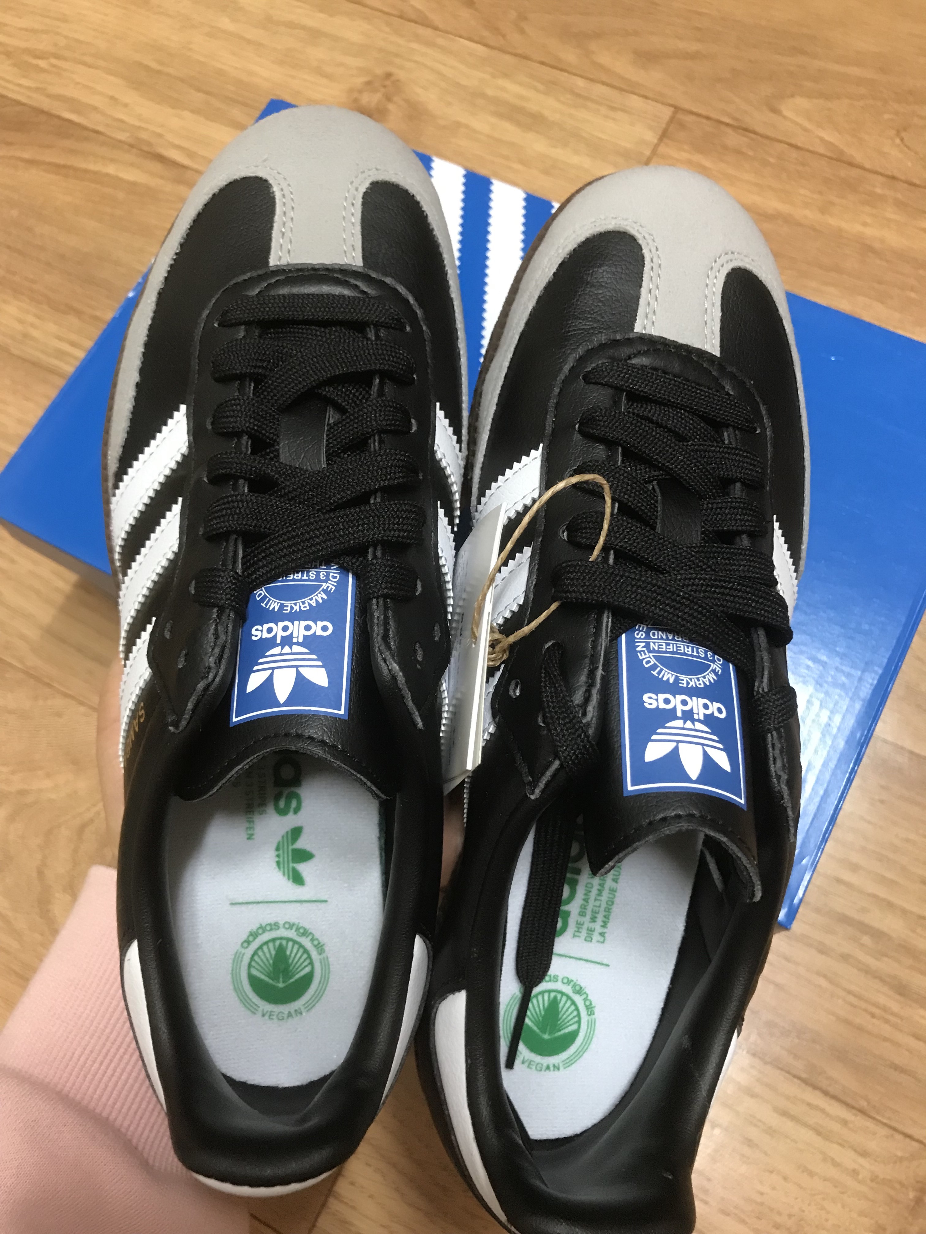 Adidas Samba Vegan Black White 착용 스타일 - 1