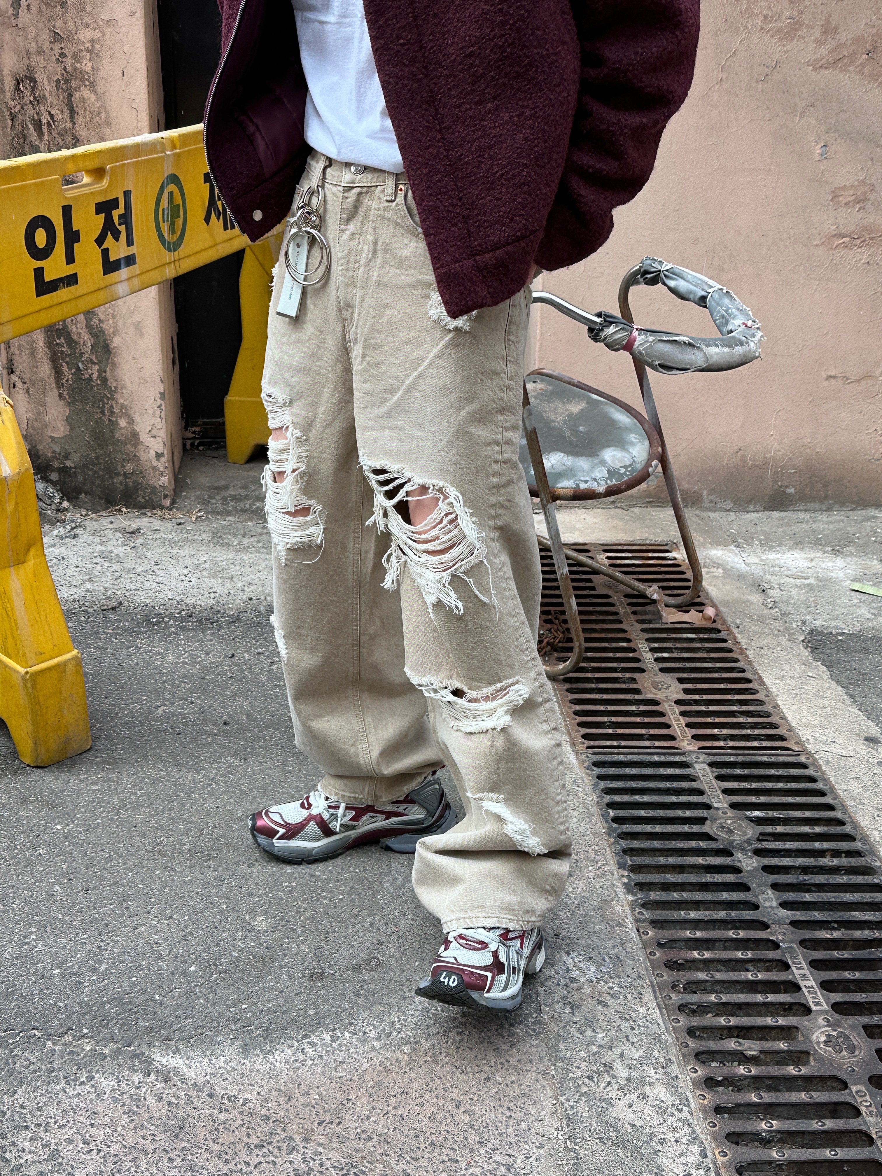 Balenciaga Runner Sneakers Grey Burgundy, The Museum Visitor x Jon Burgerman Hand Painted Pizza & Poch Corduroy Ball Cap Brown 착용 스타일 - 4