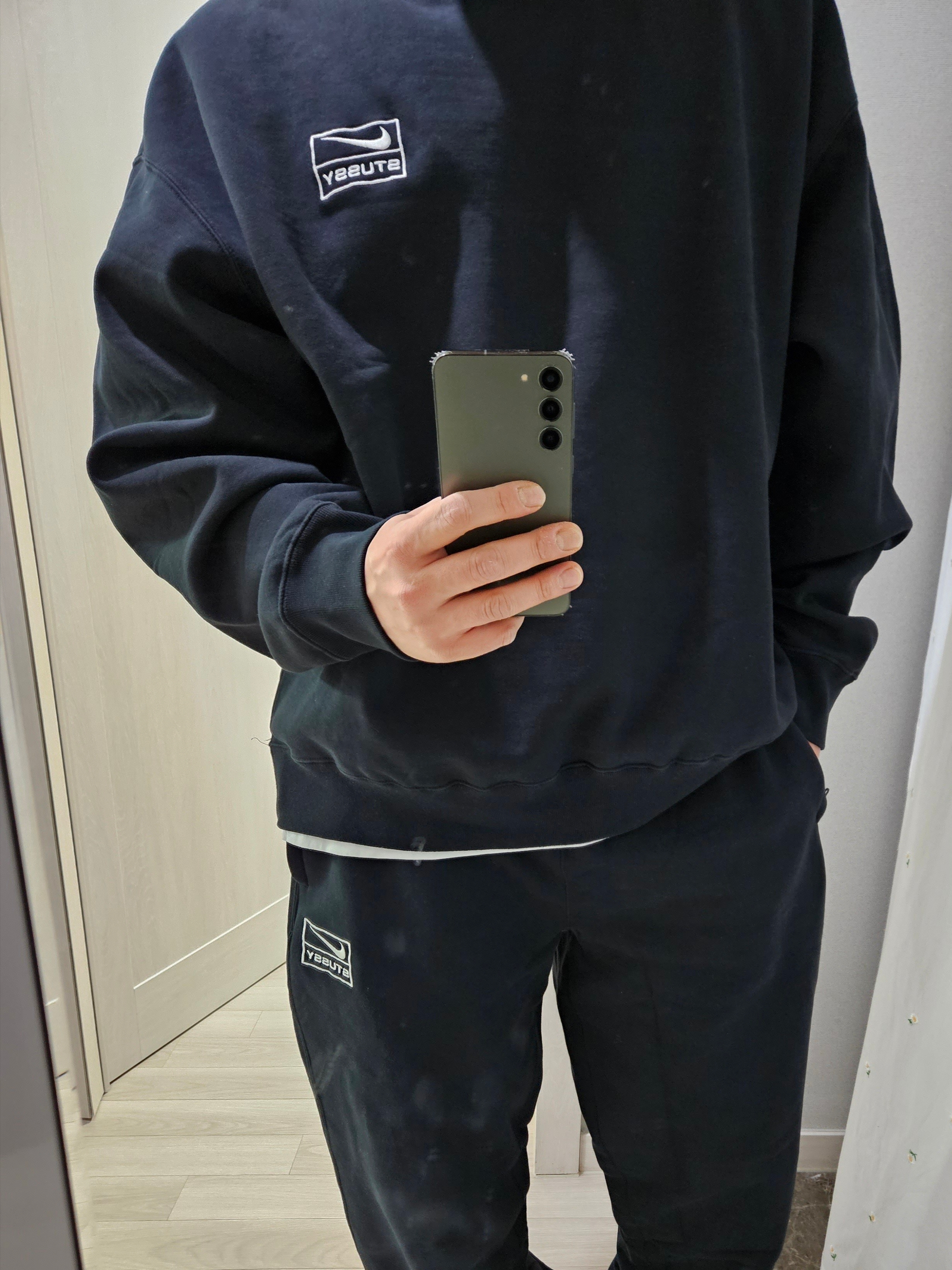 Nike x Stussy NRG Washed Fleece Crewneck Black (DO5310-010), Nike x Stussy NRG Washed Fleece Pants Black (DO5296-010) 착용 스타일