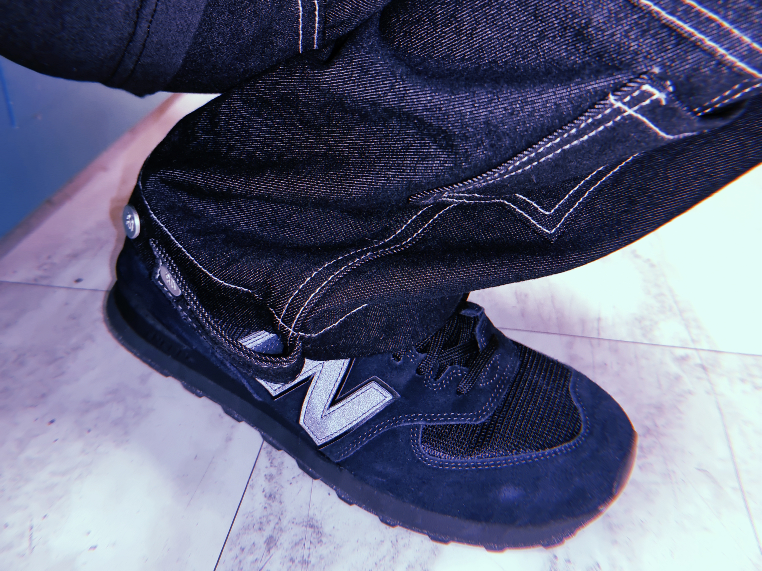 New Balance 574 Triple Black - D Standard 착용 스타일 - 3