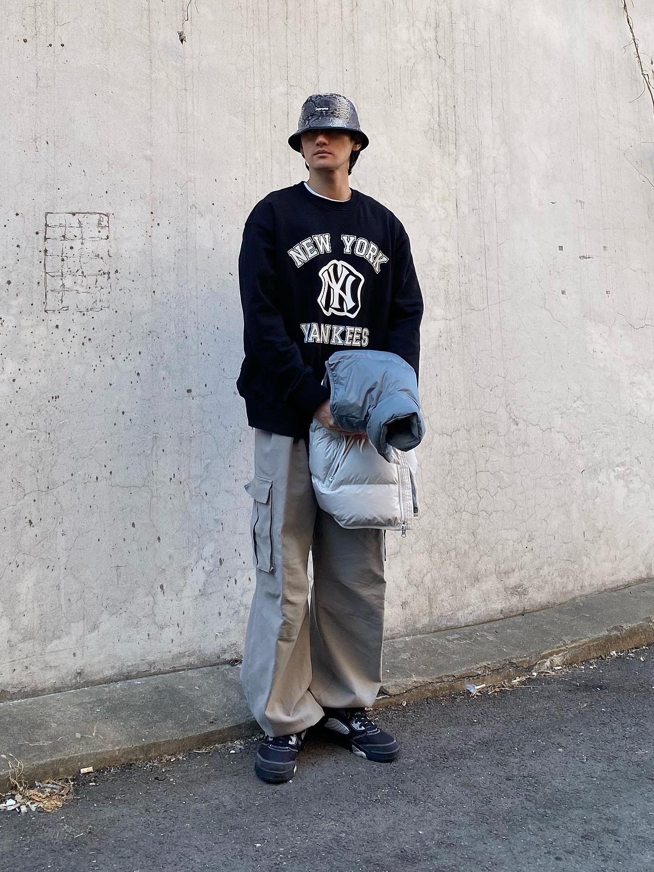 Jordan 5 Retro Anthracite, Supreme x The North Face Snakeskin Packable Reversible Crusher Black - 18SS 착용 스타일 - 3