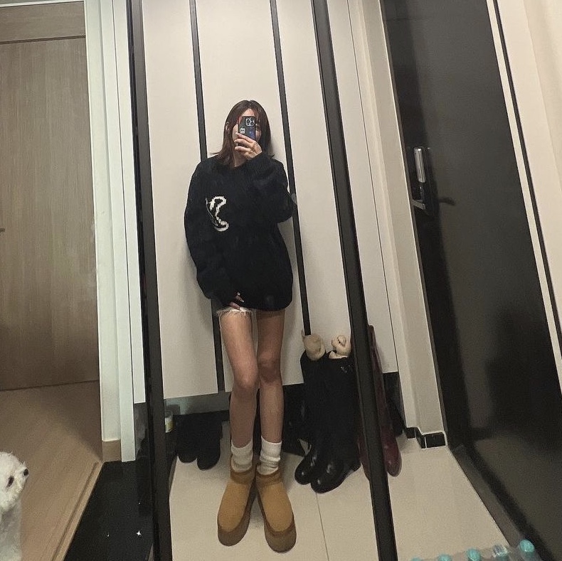 Louis Vuitton LV Intarsia Crewneck Knit Navy, (W) UGG Classic Mini Platform Boots Chestnut 착용 스타일 - 3