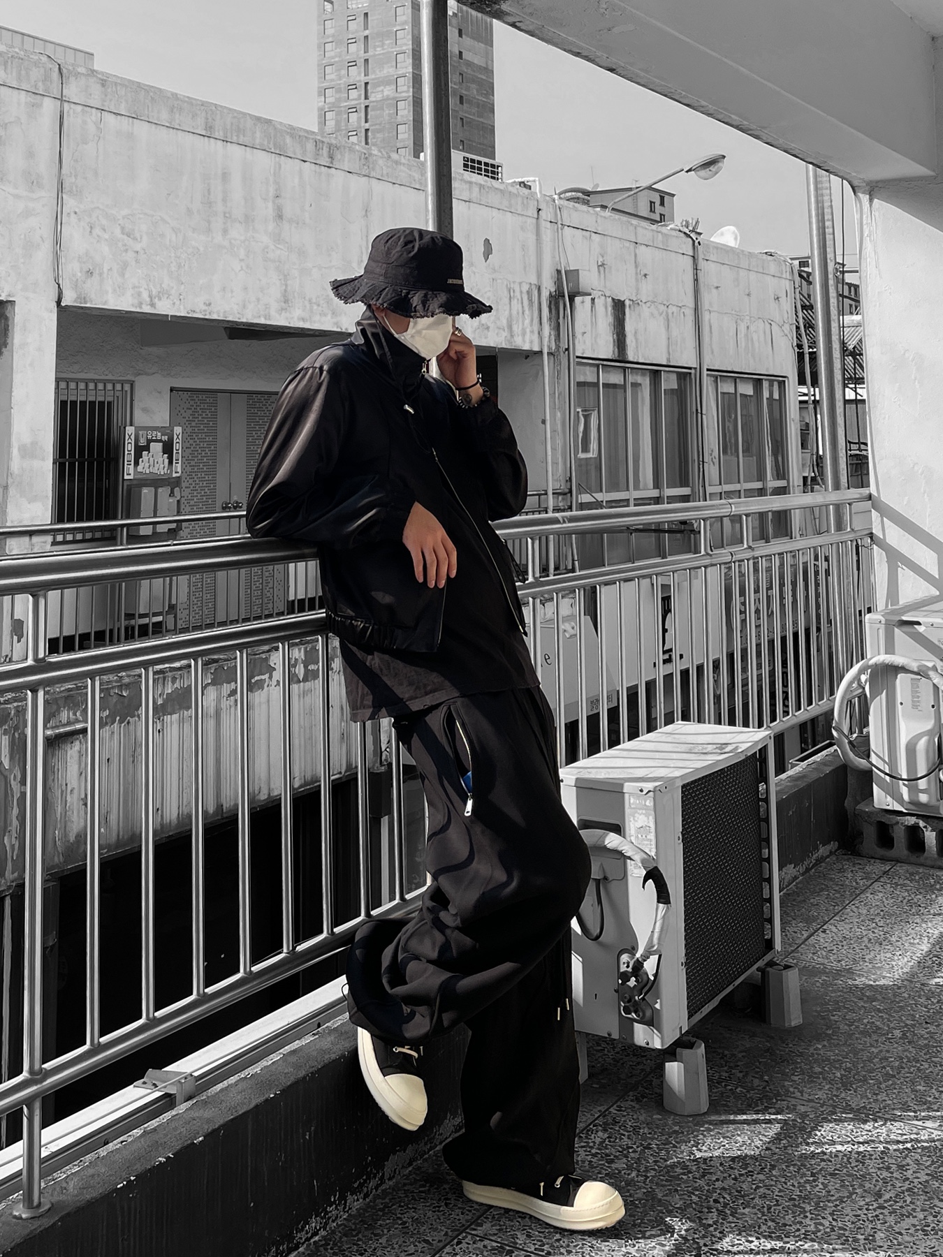 Rick Owens Full Grain Calf Leather Sneakers Black Milk White, Jacquemus Le Bob Artichaut Bucket Hat Black 착용 스타일 - 1