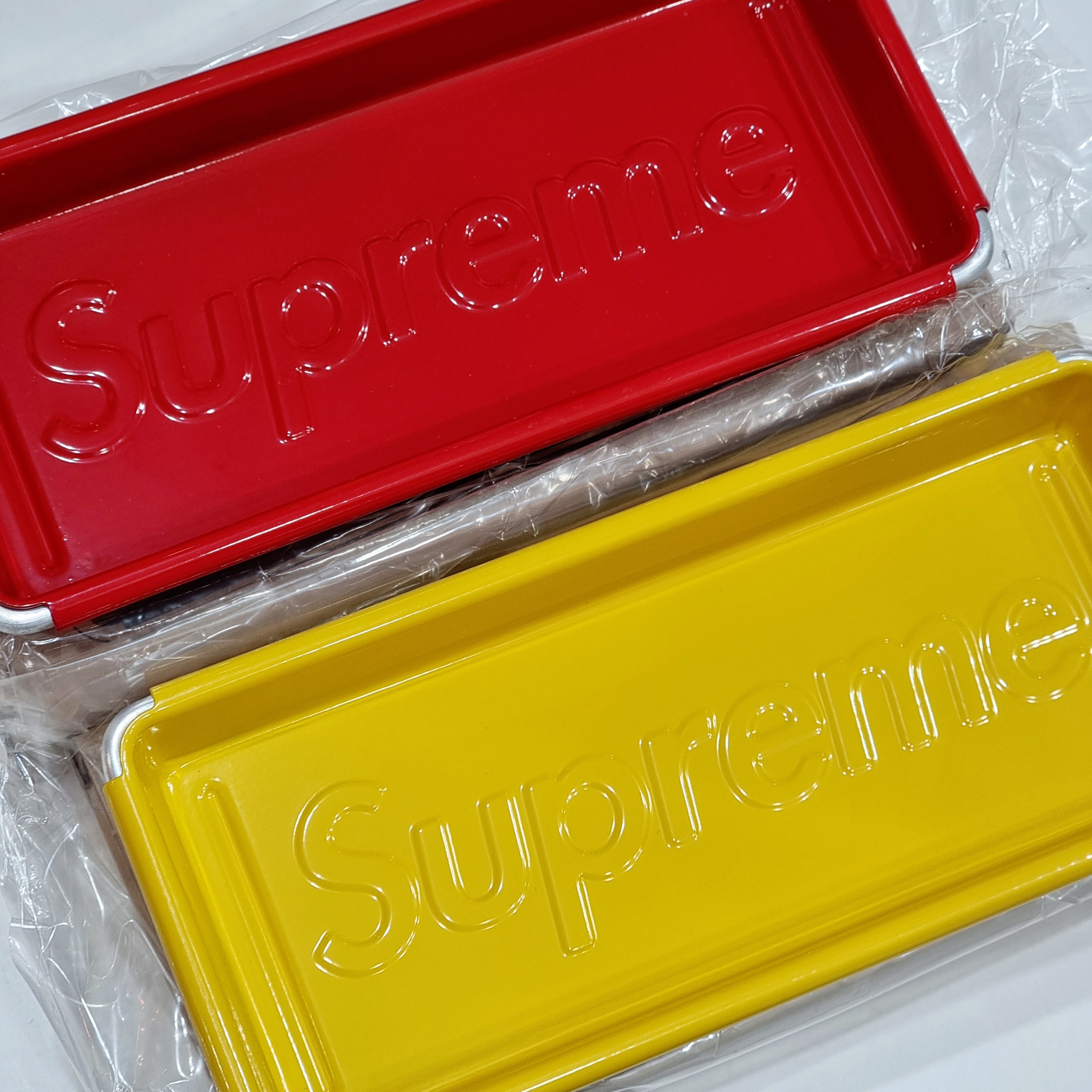 Supreme x Dulton Tray Red - 23SS, Supreme x Dulton Tray Yellow - 23SS 착용 스타일 - 2