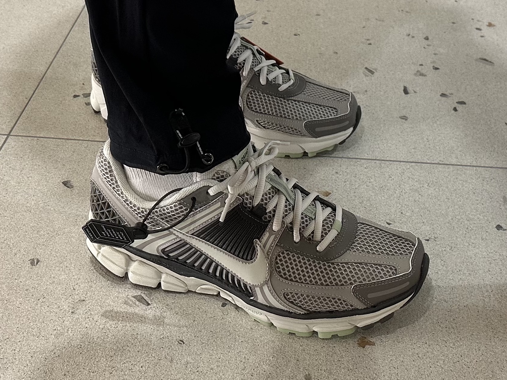 (W) Nike Zoom Vomero 5 Cobblestone and Flat Pewter 착용 스타일 - 3