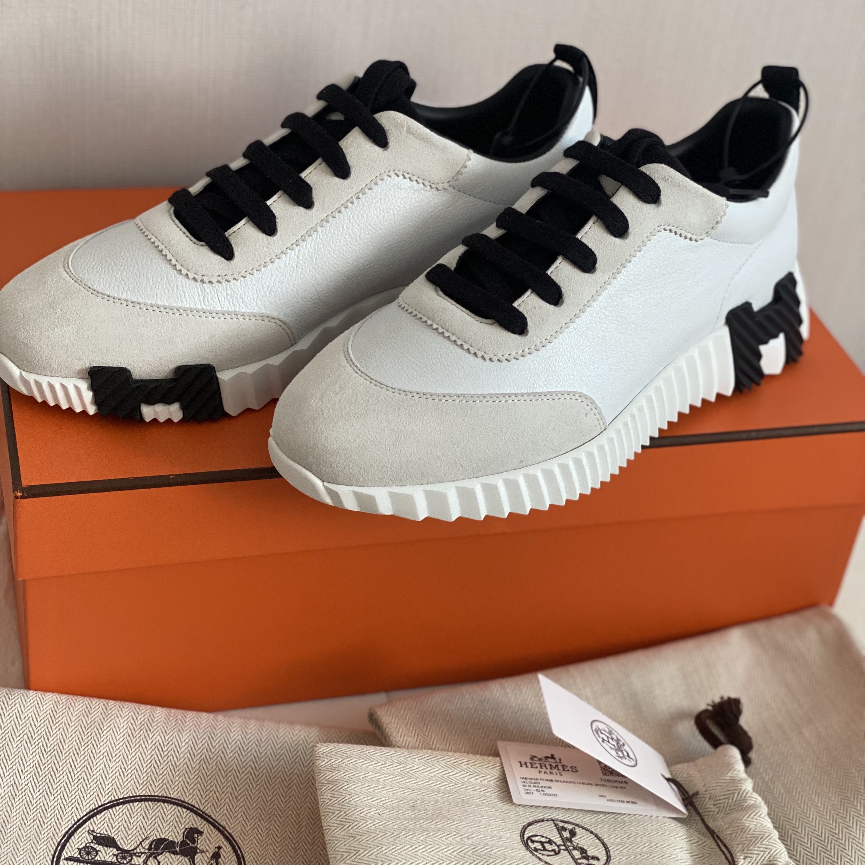 (W) Hermes Bouncing Sneakers Sport Suede Goatskin & Blanc Noir 착용 스타일 - 1