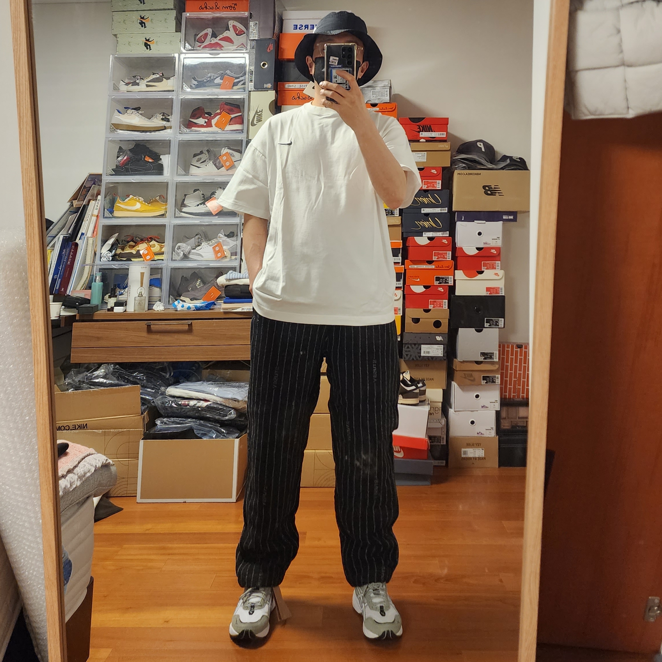 Nike x Stussy T-Shirt White (DV1774-100), Nike x Stussy NRG Striped Wool Pants Black (DR4021-010) 착용 스타일 - 2
