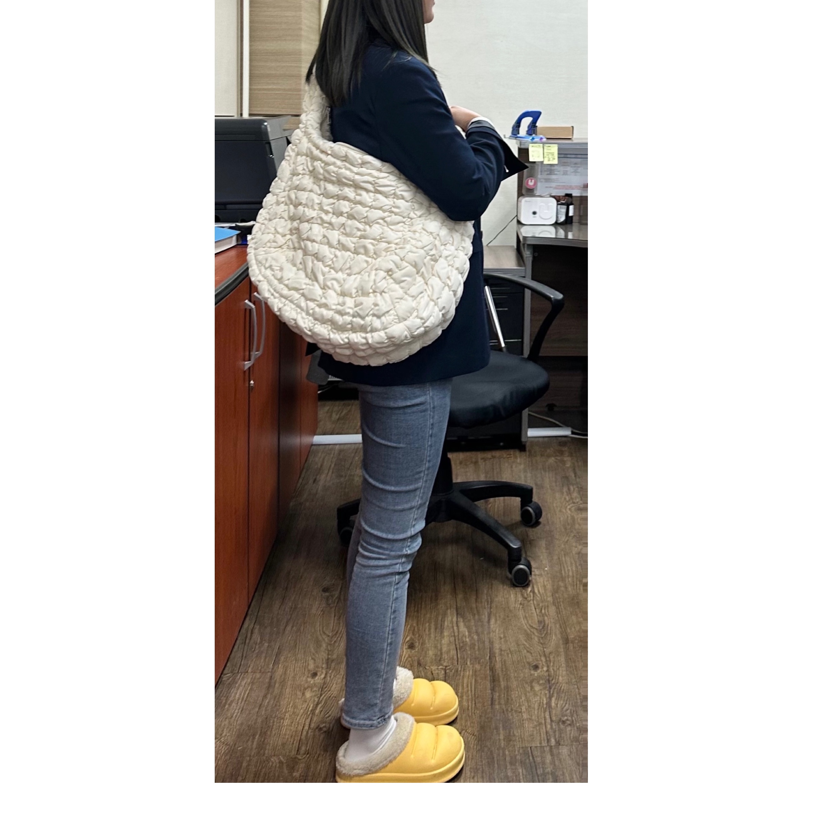 COS Quilted Oversized Shoulder Bag Off White Light Beige 착용 스타일