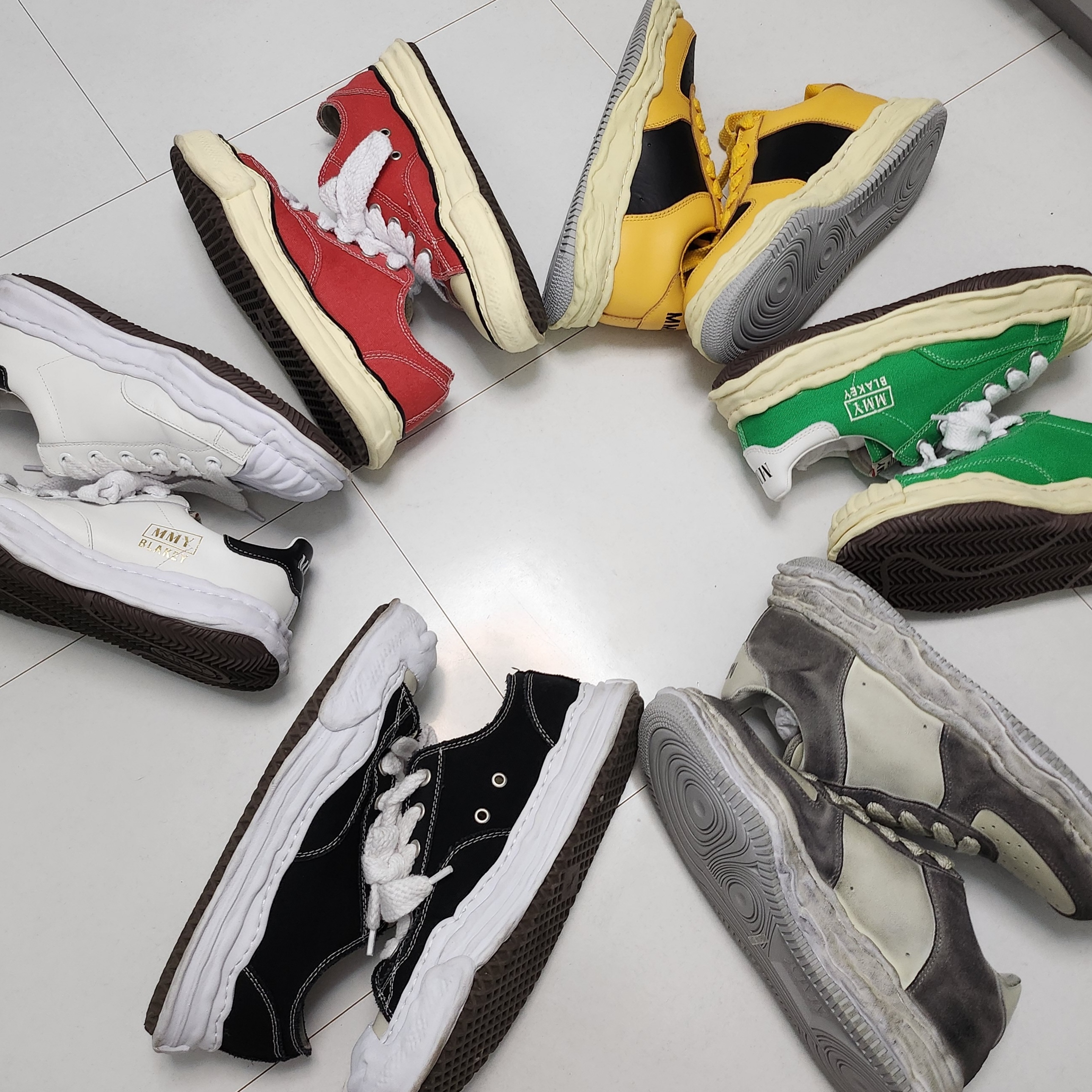 Maison Mihara Yasuhiro Peterson VL OG Sole Canvas Low-top Sneakers Orange, Maison Mihara Yasuhiro Blakey OG Sole Leather Low-top Sneakers White 착용 스타일 - 1