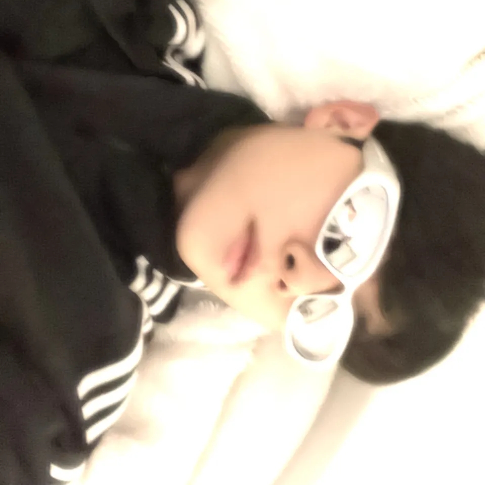 Balenciaga Swift Oval Sunglasses Silver, Balenciaga Swift Oval Sunglasses Black 착용 스타일 - 3