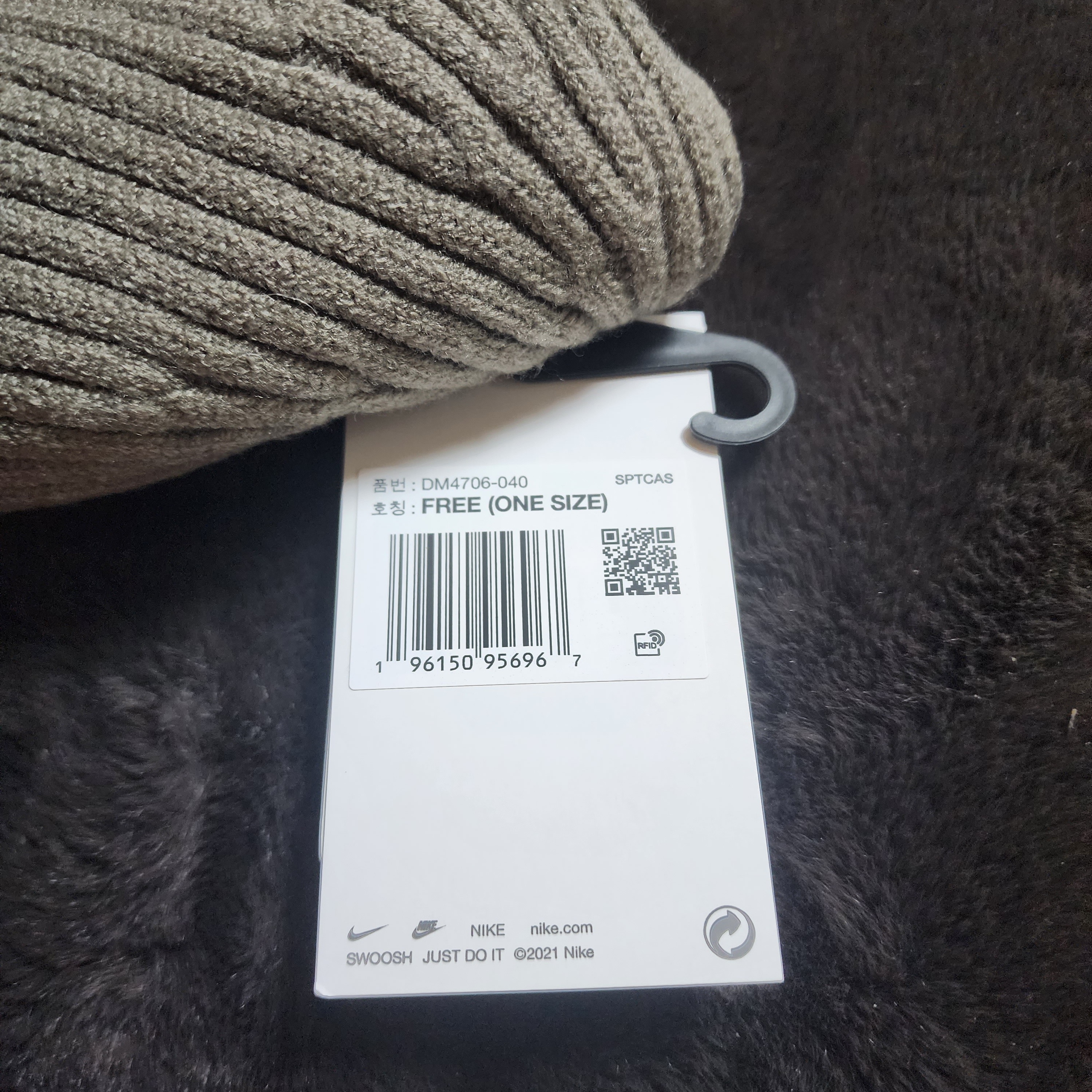Nike NRG ACG Cuffed Beanie Olive Grey 착용 스타일 - 4