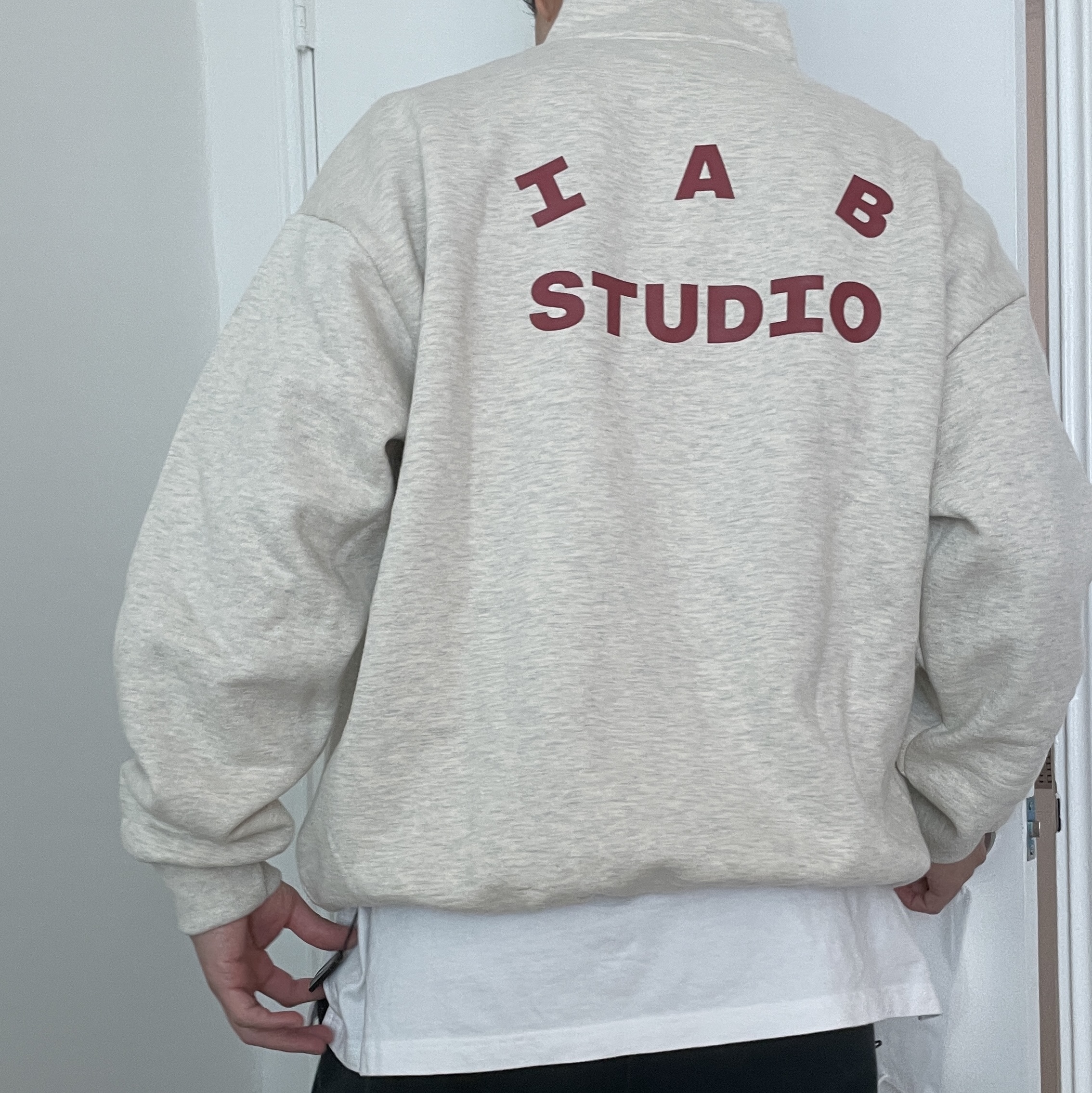 IAB Studio Half Zip-Up Oatmeal Burgundy 착용 스타일