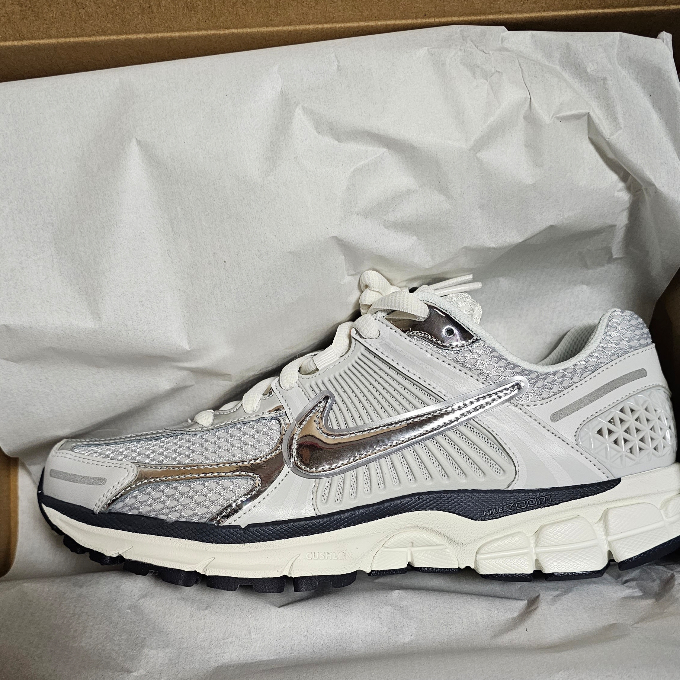 (W) Nike Zoom Vomero 5 Photon Dust and Metallic Silver 착용 스타일