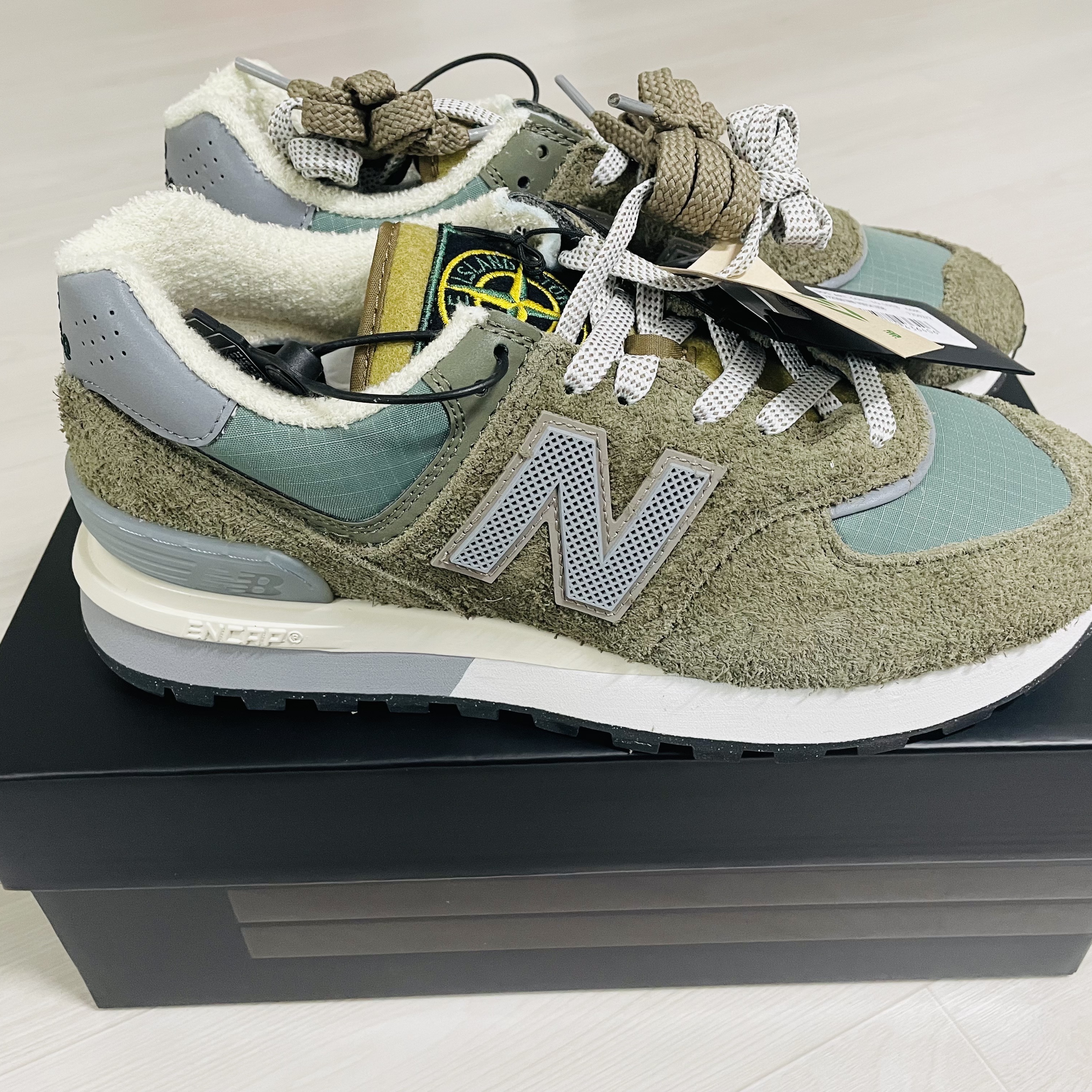 New Balance x Stone Island 574 Legacy Green 착용 스타일 - 3
