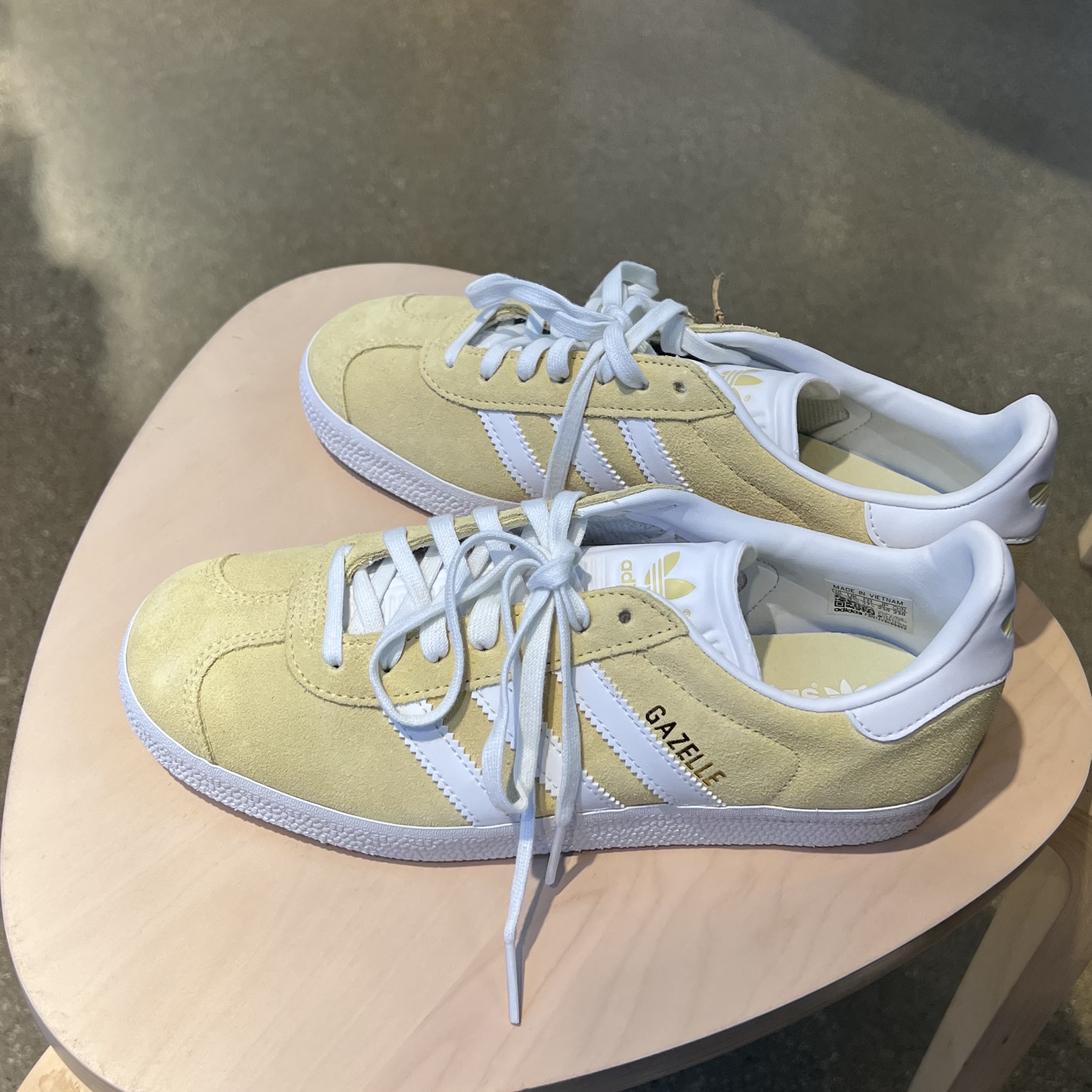 Adidas Gazelle Almost Yellow, Adidas x Andre Saraiva Superstar Cream White Core Black 착용 스타일 - 5