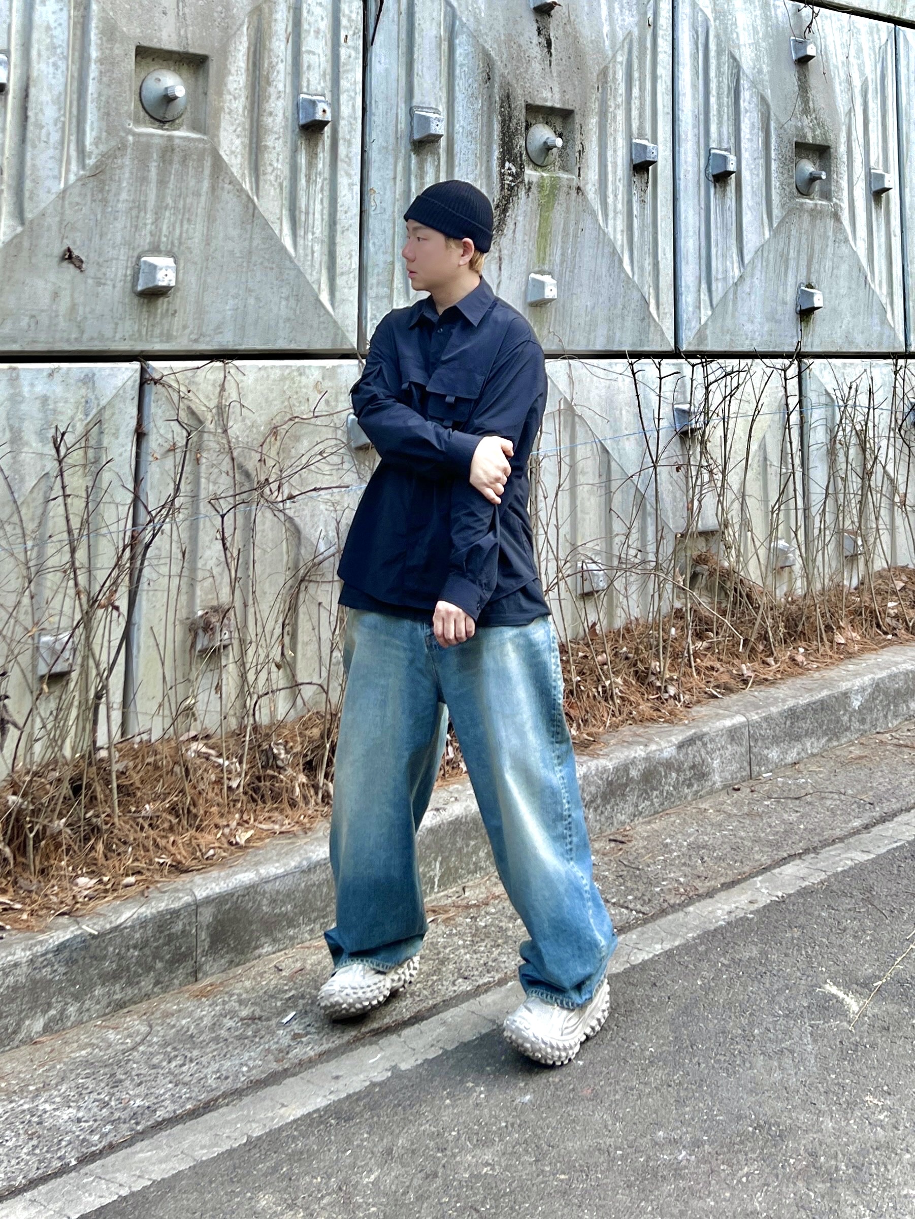 Balenciaga Large Baggy Jeans in Blue Coated Soft Denim, Balenciaga Defender Sneakers Beige 착용 스타일 - 1