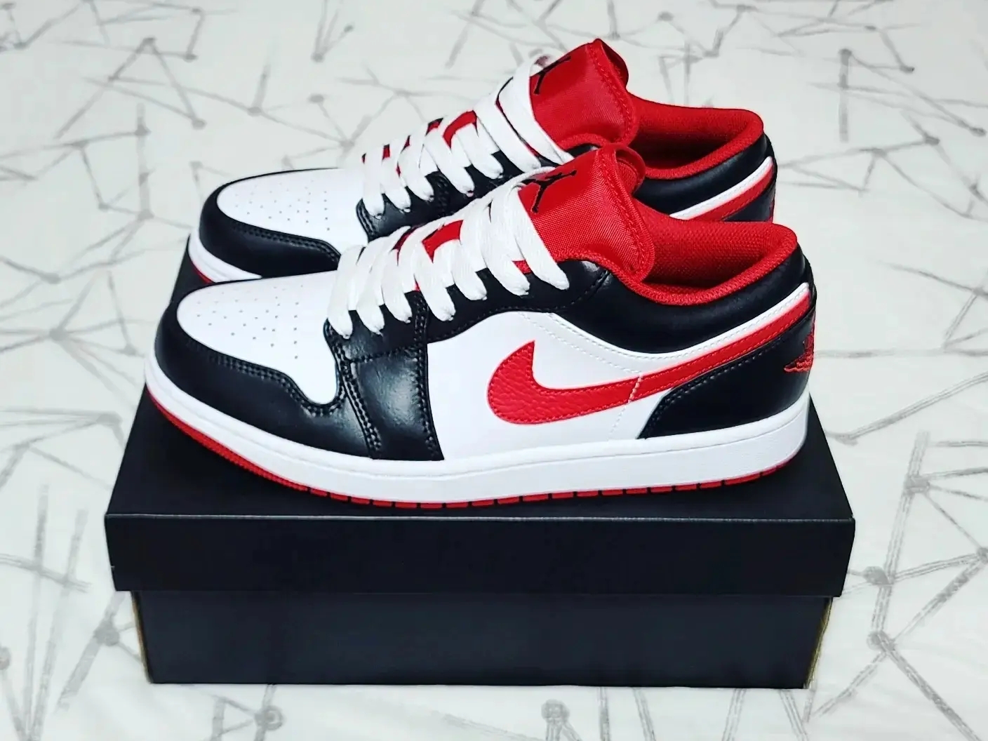 Jordan 1 Low White Gym Red Black 착용 스타일 - 2