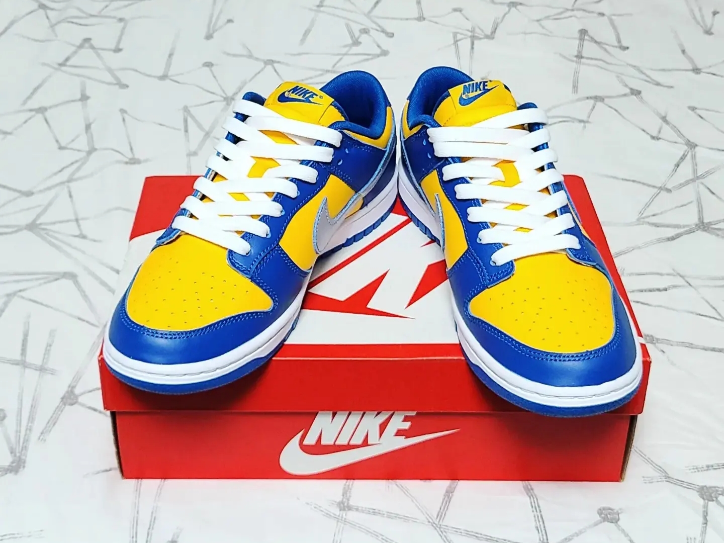 Nike Dunk Low Retro Blue Jay and University Gold 착용 스타일 - 3