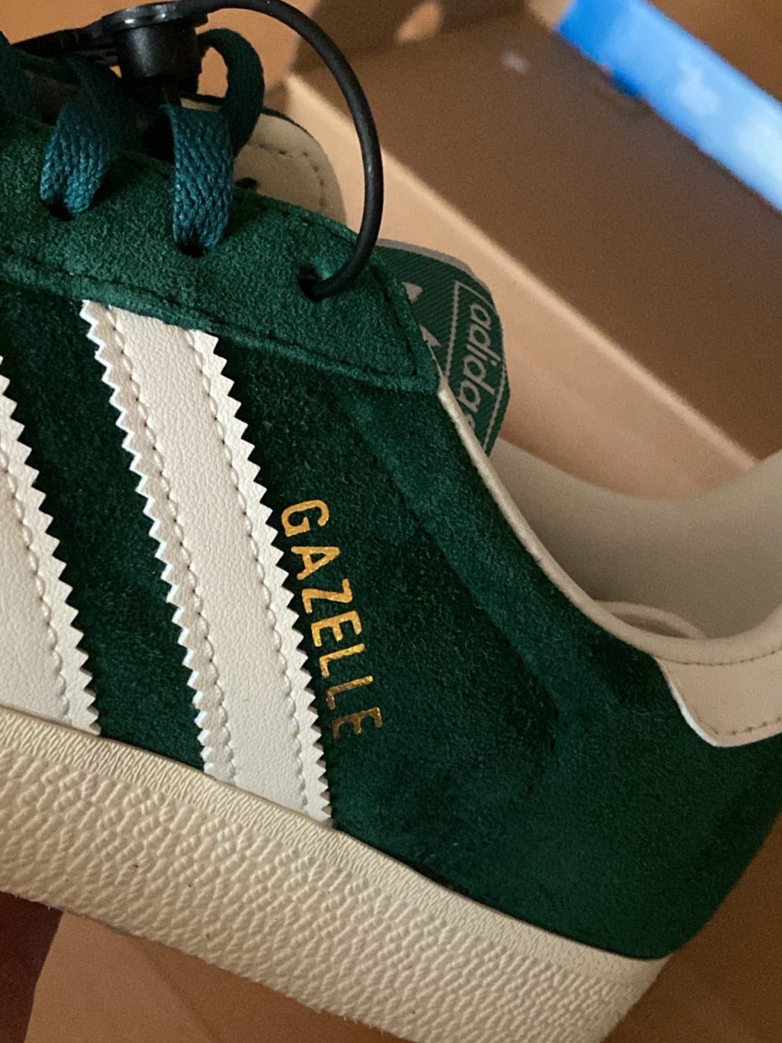 Adidas Gazelle Dark Green Cream White 착용 스타일 - 2