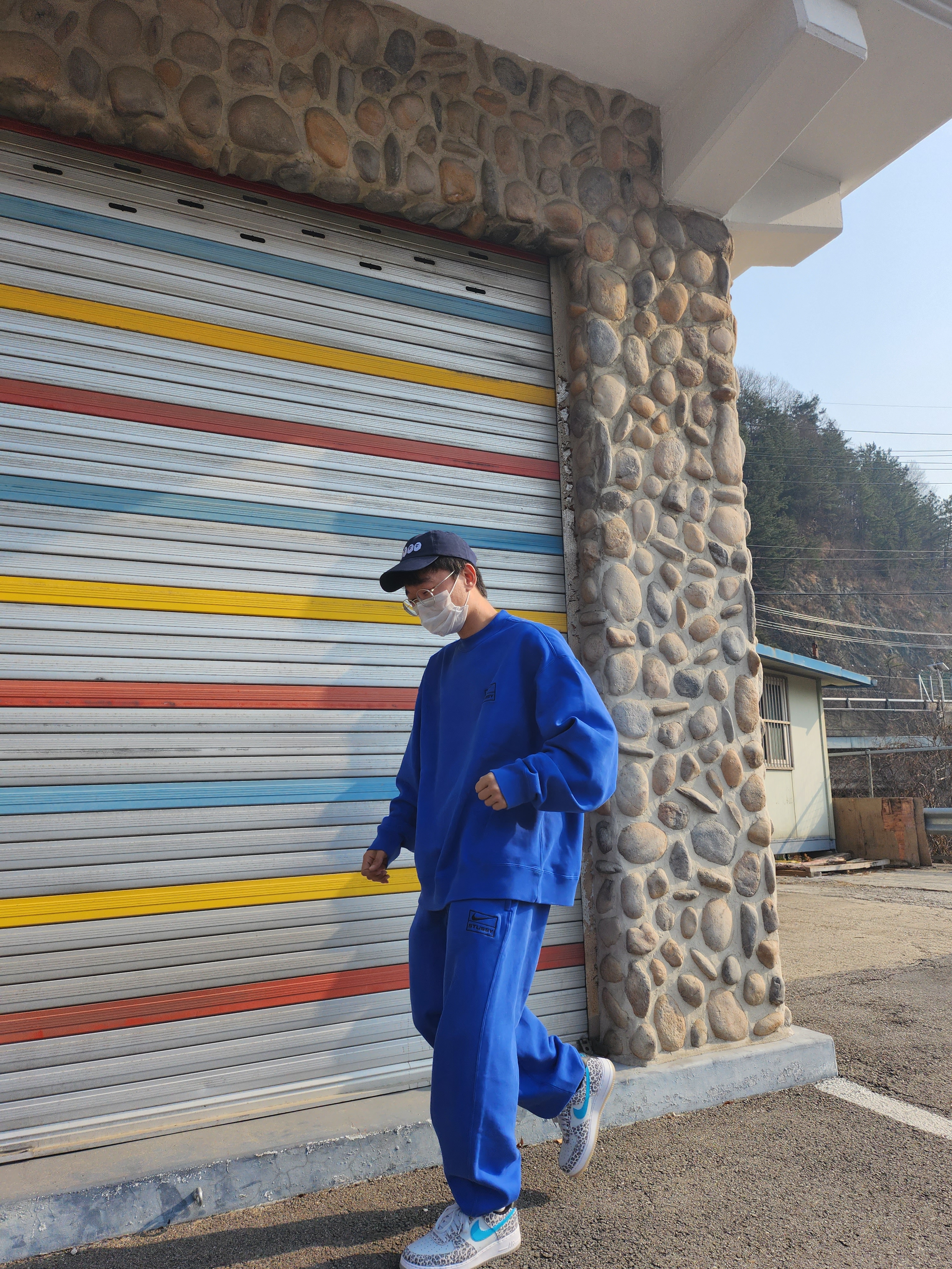 Nike x Stussy NRG Acid Washed Crewneck Game Royal (DR4024-480), Nike x Stussy NRG Acid Washed Fleece Pants Game Royal (DR4025-480) 착용 스타일