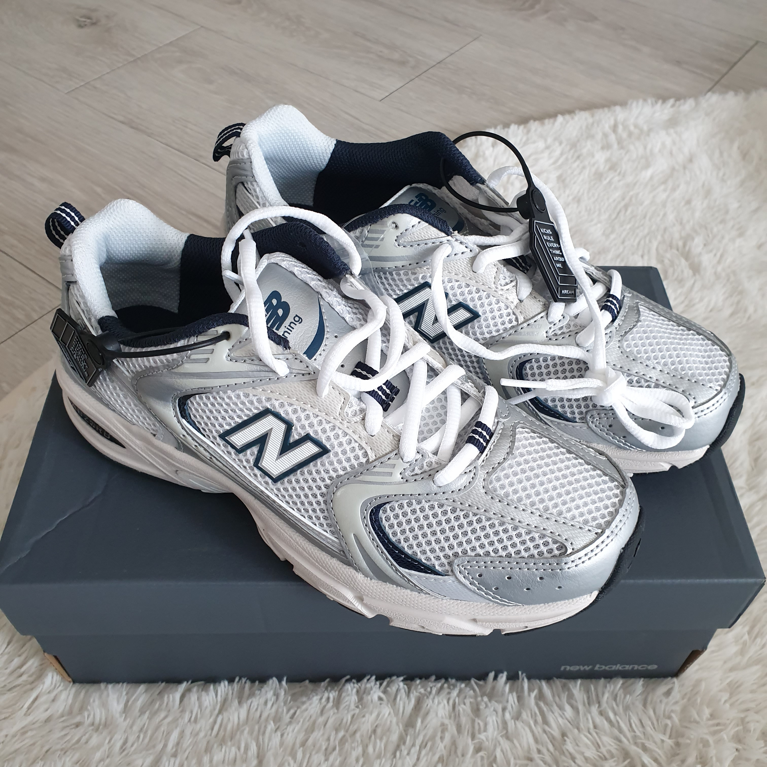 New Balance 530 Steel Grey 착용 스타일 - 1